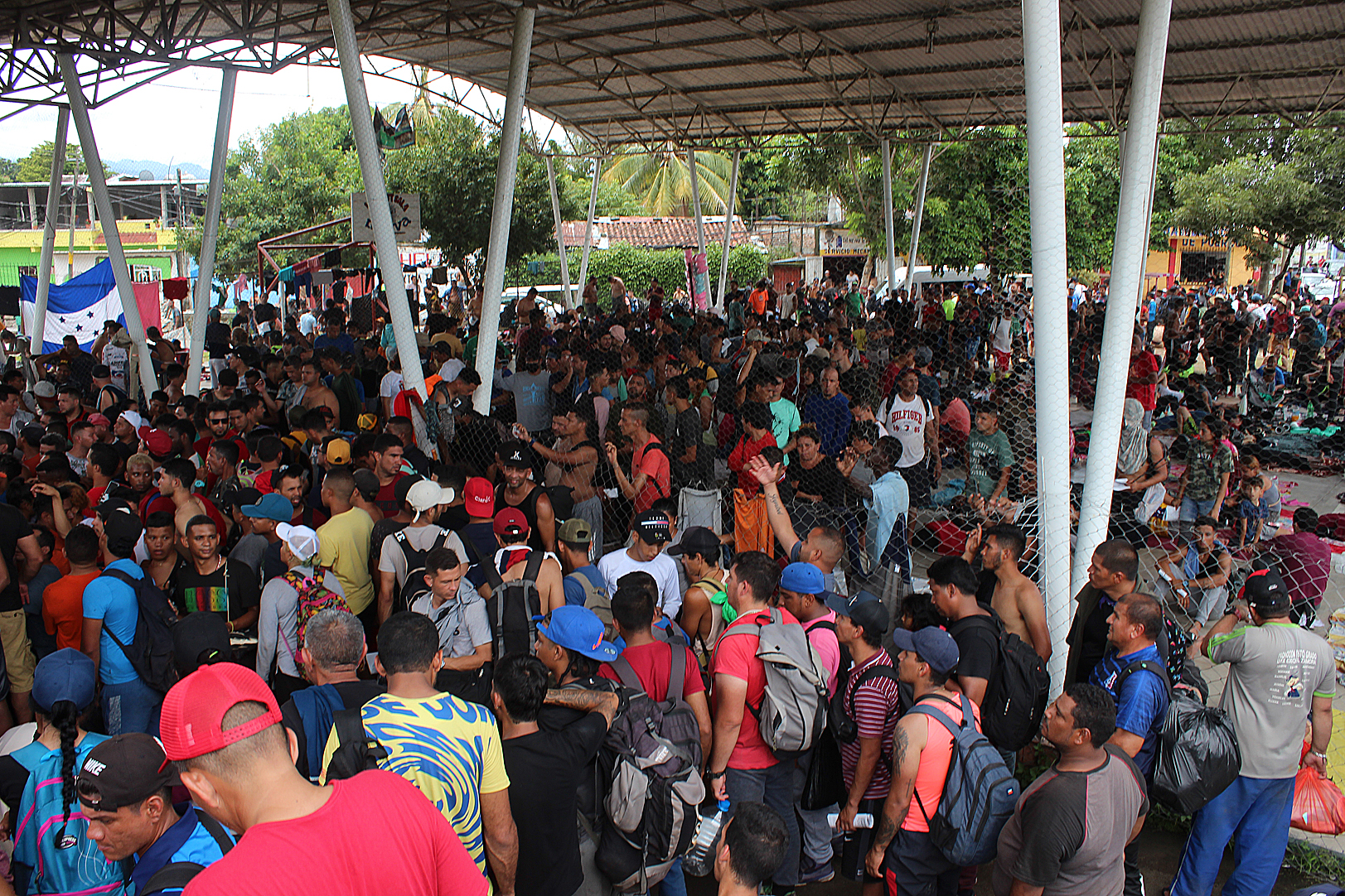 Cientos de migrantes salen en caravana hacia la frontera norte  en la ciudad de Huixtla, en el estado de Chiapas (México).  (Foto Prensa Libre: EFE)
