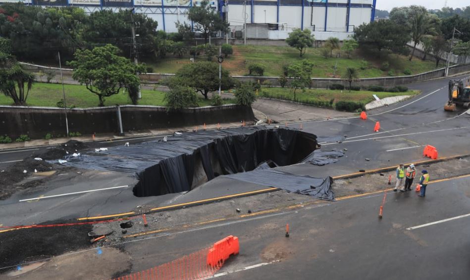 La lluvia de las últimas horas ha hecho que el agujero en Villa Nueva se expanda. (Foto Prensa Libre: Élmer Vargas)