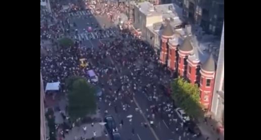 Momento en que la Policía dispersa a los asistentes a una fiesta clandestina en Washington. (Foto: @JRioboVTV
/Twitter)