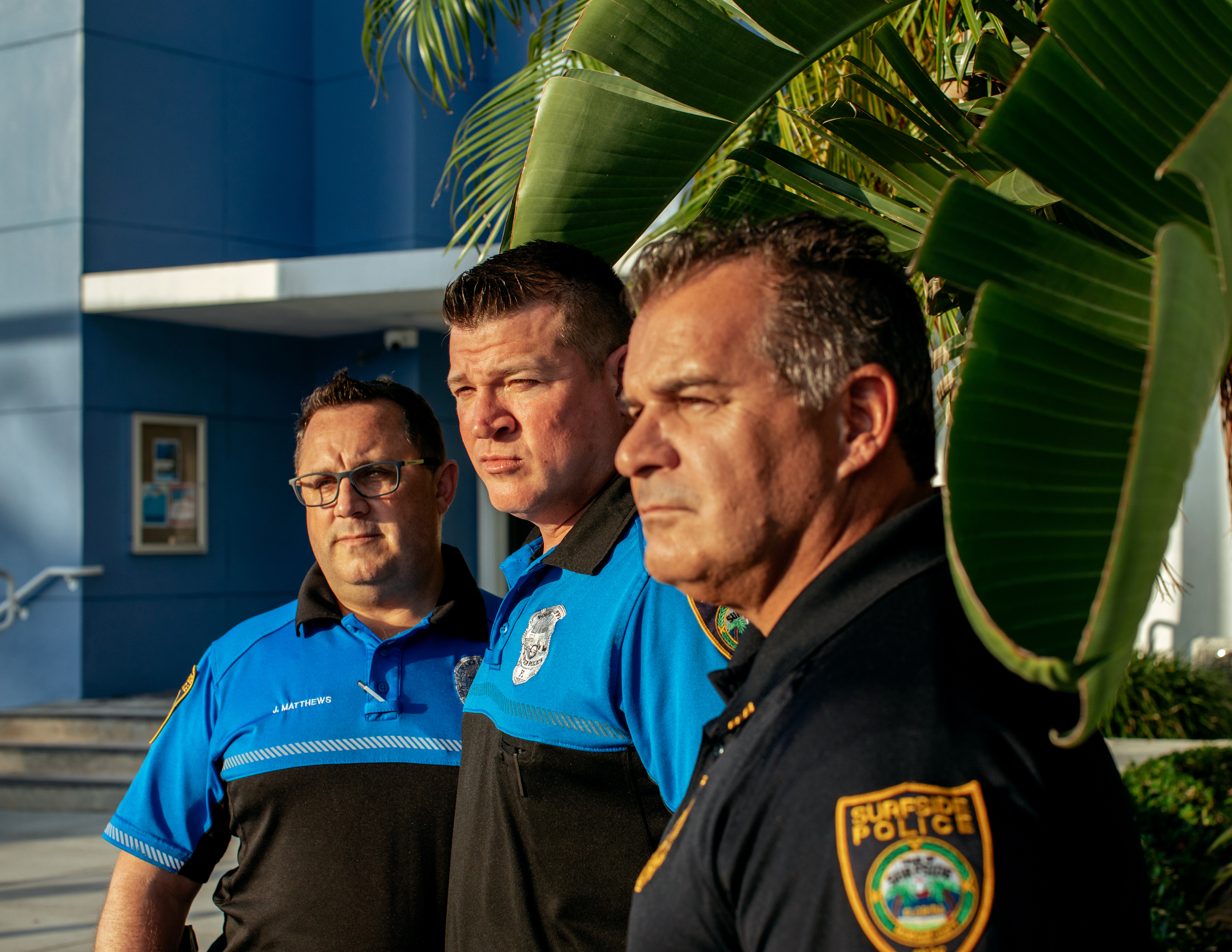 De izquierda a derecha: El oficial Joe Matthews, el oficial Craig Lovellette y el capitán John Healy, que estuvieron entre los primeros oficiales de policía que respondieron al derrumbe del condominio Champlain Towers South, el 16 de junio de 2022. (Foto Prensa Libre: Rose Marie Cromwell/The New York Times)