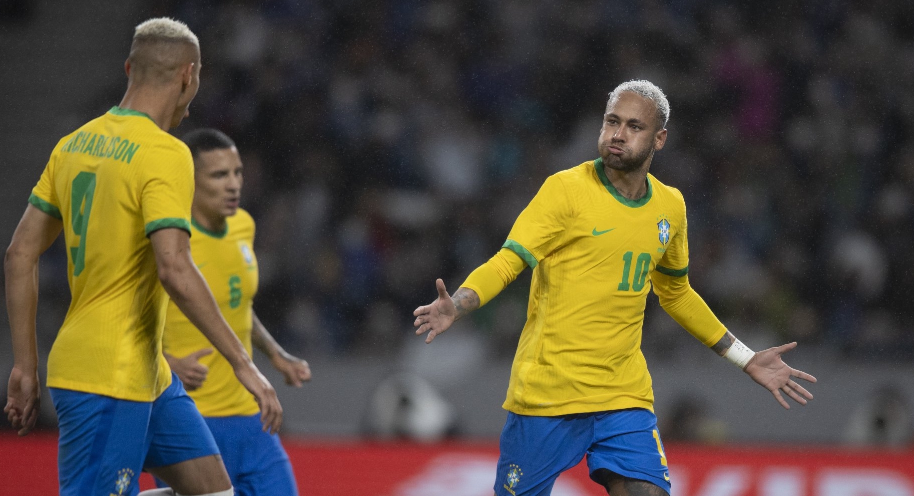 La figura del PSG se encargó de marcar el único gol de los brasileños. (Foto Prensa Libre: CBF Futebol)