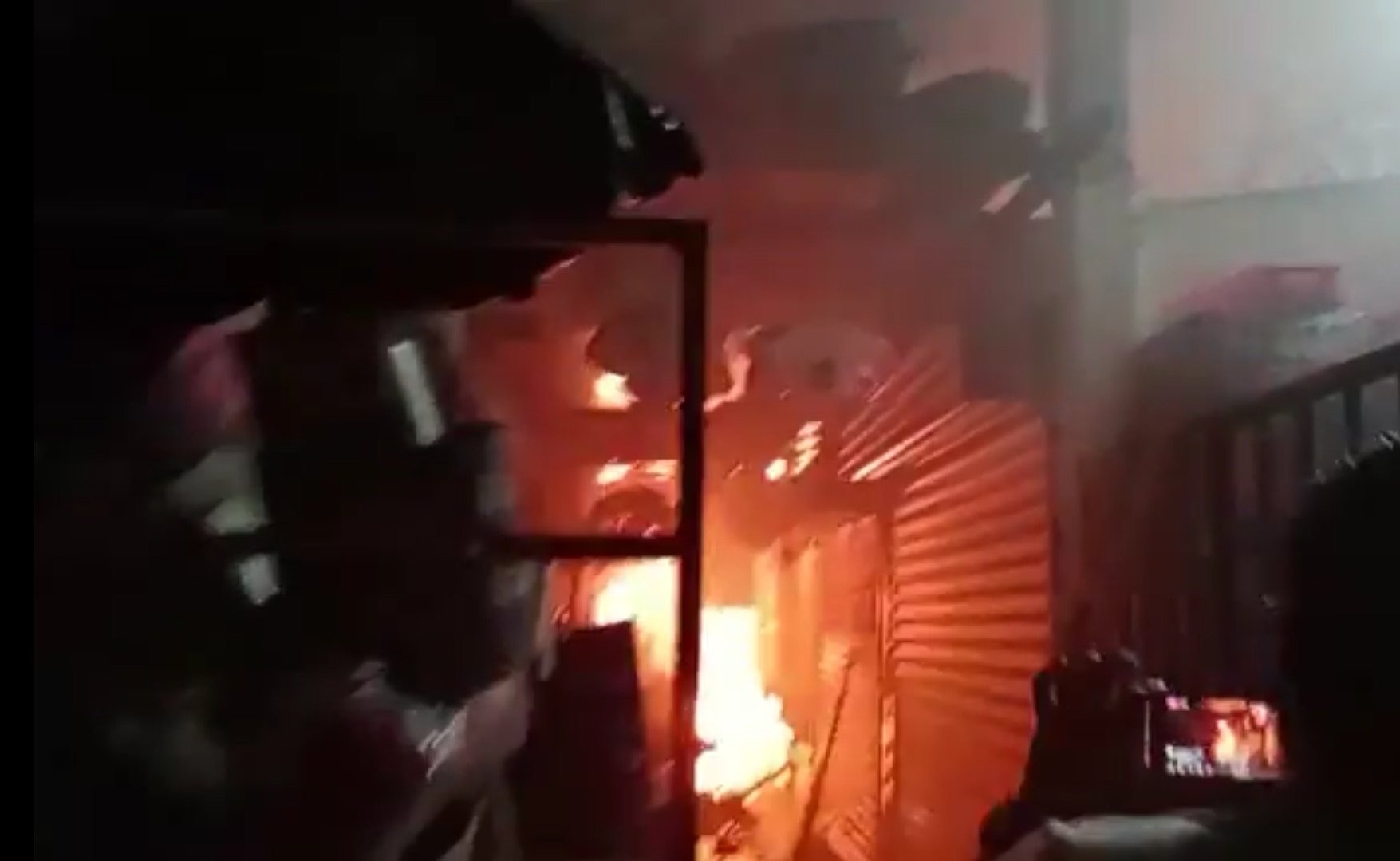 Un incendio consumió varios locales comerciales del mercado municipal de Tiquisate, Escuintla. (Foto Prensa Libre: Tomada de @RBCNoticiasGT)