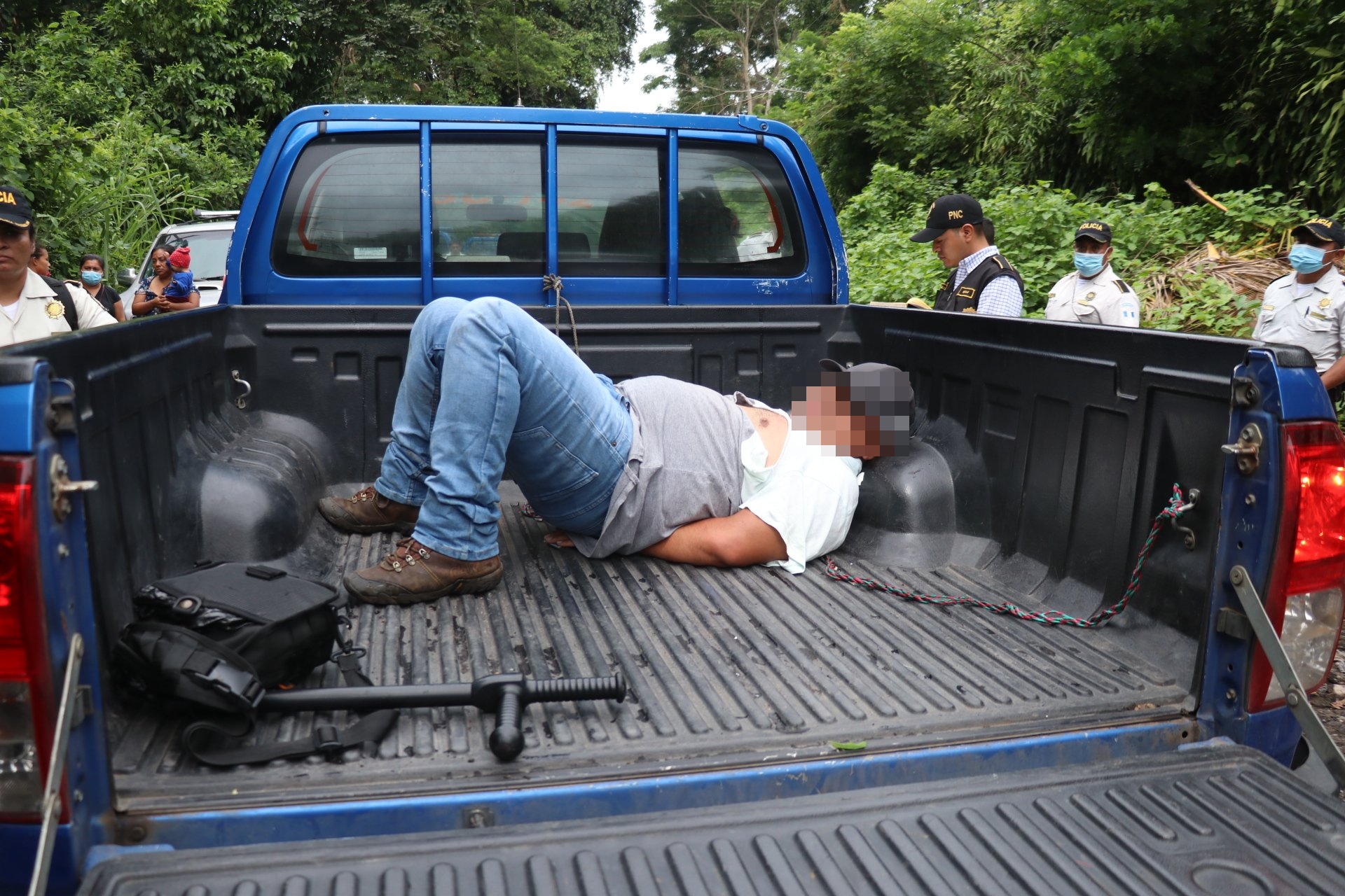 El periodista Robin Ortega, integrante de "Relax TV" de Escuintla, fue capturado por agentes de la PNC cuando daba cobertura a una protesta en Siquinalá. (Foto Prensa Libre: Carlos Paredes)