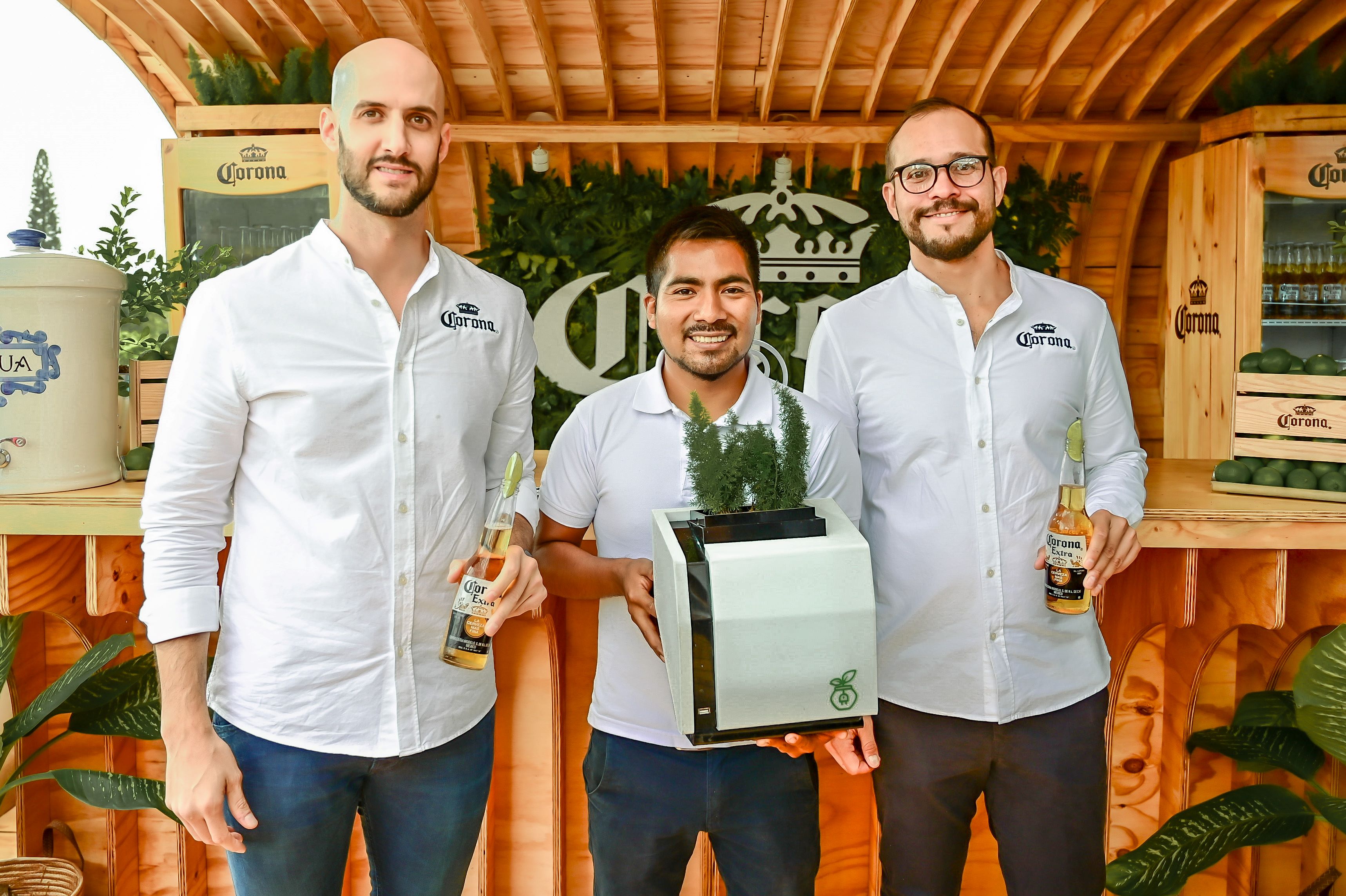 Alejandro Fernández, director de mercadeo de Cervecería Ambev Guatemala; Hernán Asto Cabezas, CEO de Alinti, y Guillermo Melgar, coordinador de asuntos corporativos de Cervecería Ambev Guatemala. Foto Prensa Libre: Cortesía