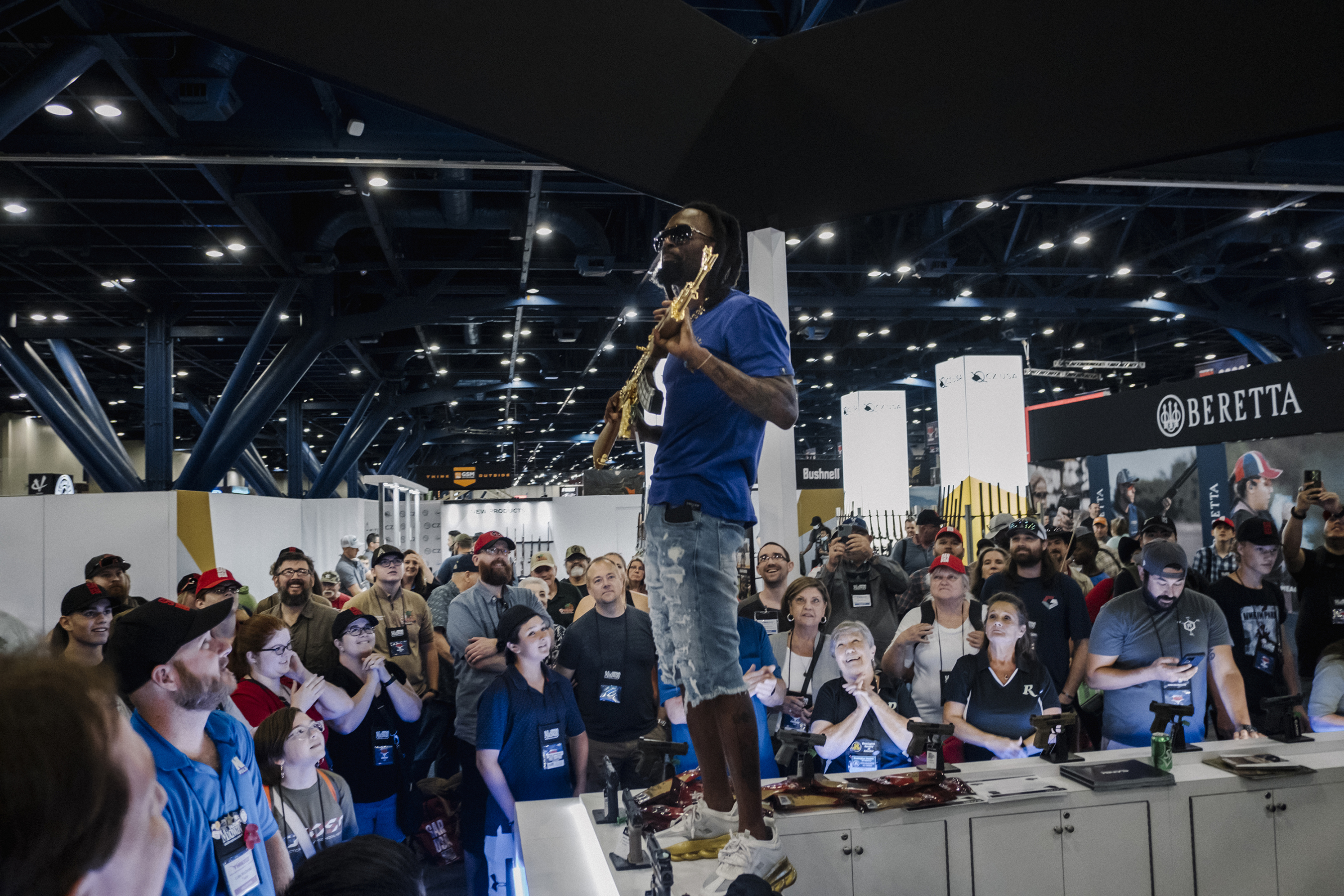 Un hombre sortea un AK-47 dorado en la convención de la Asociación Nacional del Rifle en Houston, el 29 de mayo de 2022. (Foto Prensa Libre: Mark Abramson/The New York Times)