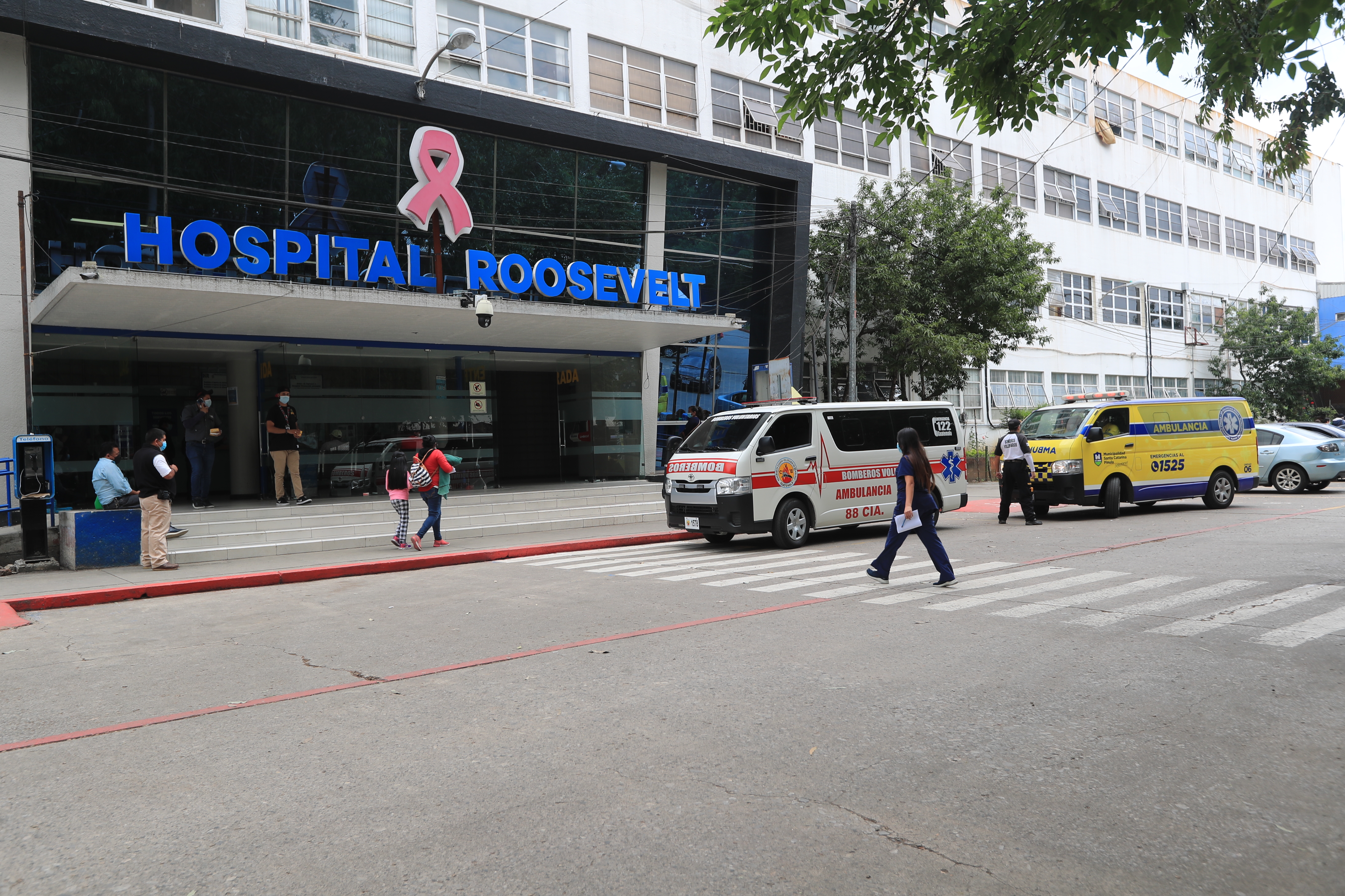 El Hospital Roosevelt ha sido uno de los centros asistenciales que debió habilitar espacios para atender a pacientes covid-19, ahora devolverá esos espacios y camas a espacios de atención a pacientes crónicos y otras especialidades. (Foto Prensa Libre: Hemeroteca PL)