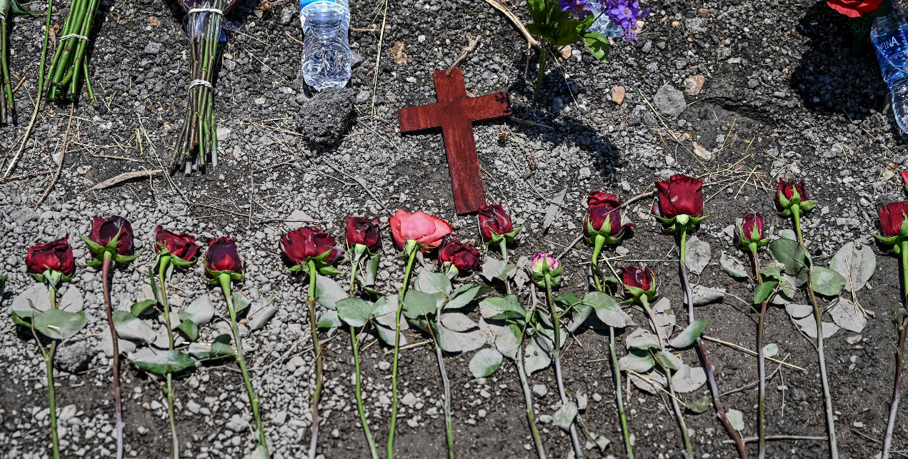 Las flores se exhiben en un monumento improvisado en el lugar donde se descubrió un camión con migrantes fallecidos en Texas. (Foto Prensa Libre: AFP)  