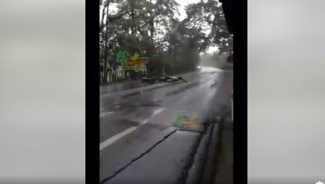 Tres motoristas perdieron el control y derraparon en una vía de Izabal. (Foto: Última Hora Guatemala/Facebook)