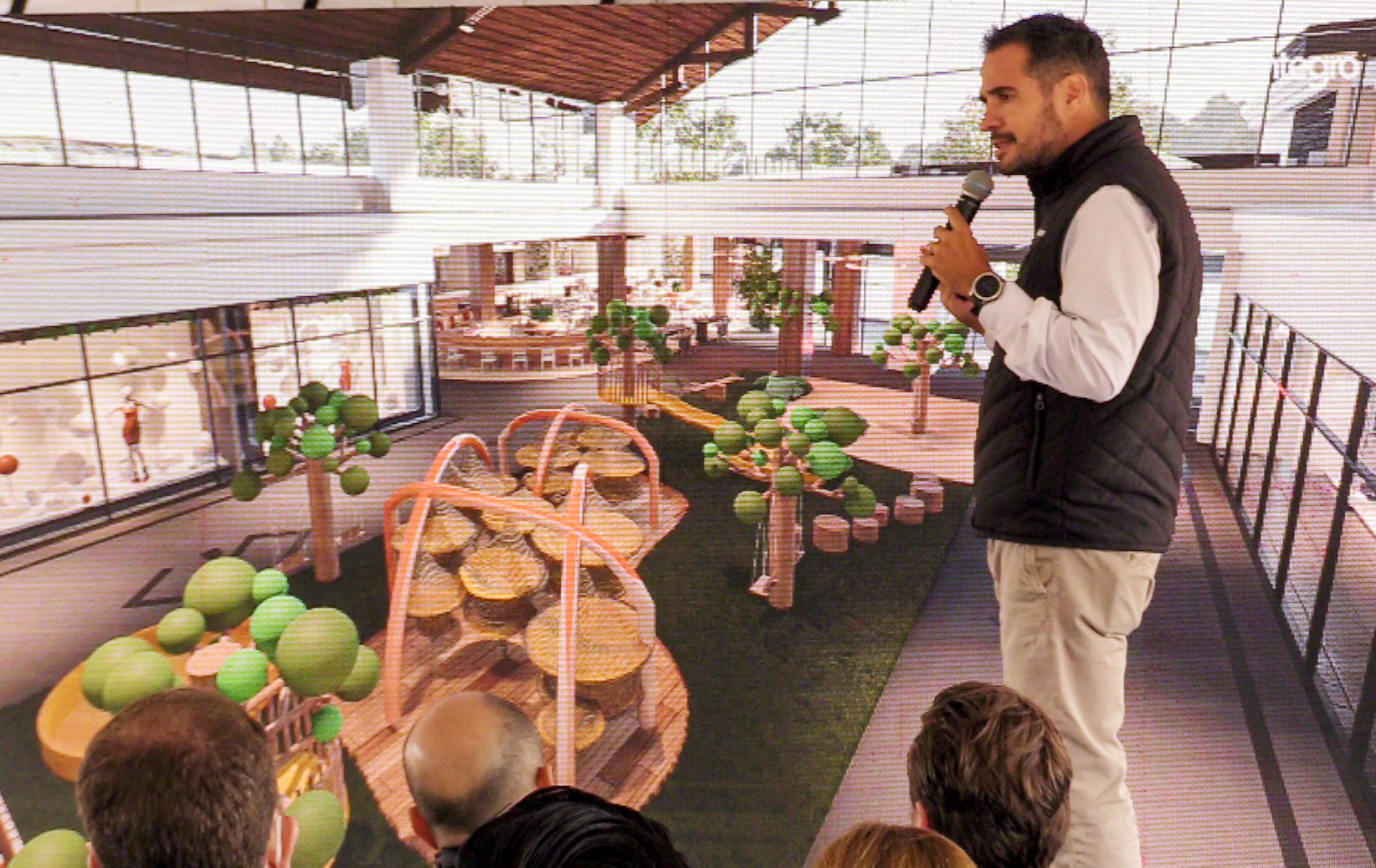 Mario Figueroa, director general de Íntegro, explica detalles del nuevo centro comercial Los Altos de Totonicapán. Foto Prensa Libre