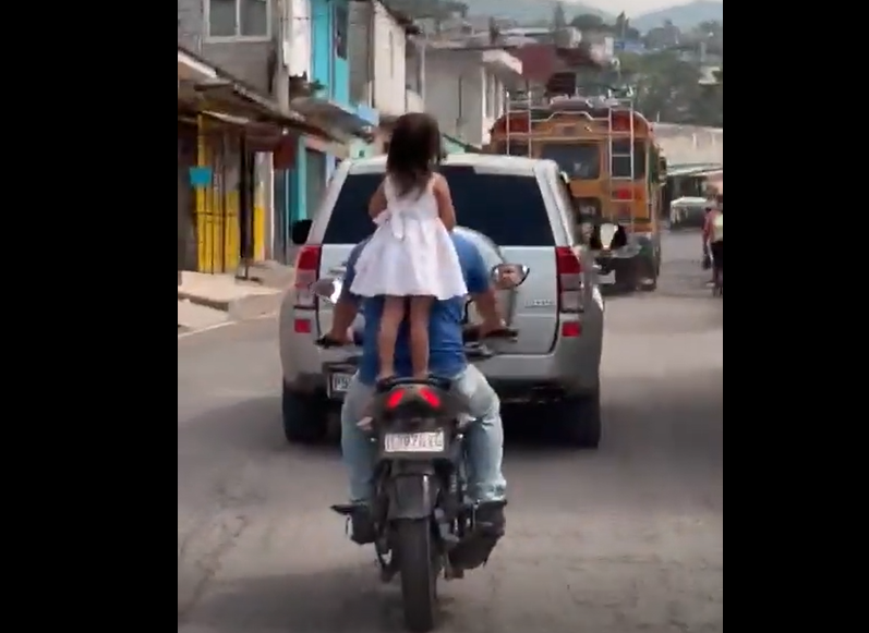 NIÑA EN MOTO EN BÁRCENAS