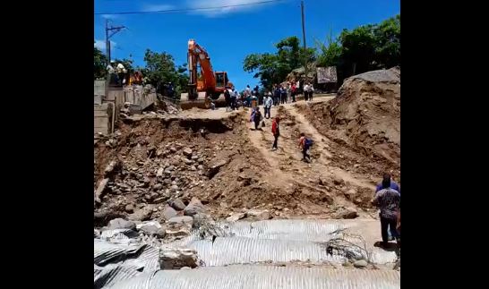 Pobladores denuncian que algunas autoridades llegaron al lugar, pero solo a "dar discursos" y no detallan informes sobre la construcción del puente. (Foto: Esquipulas Día tras Día/Facebook)