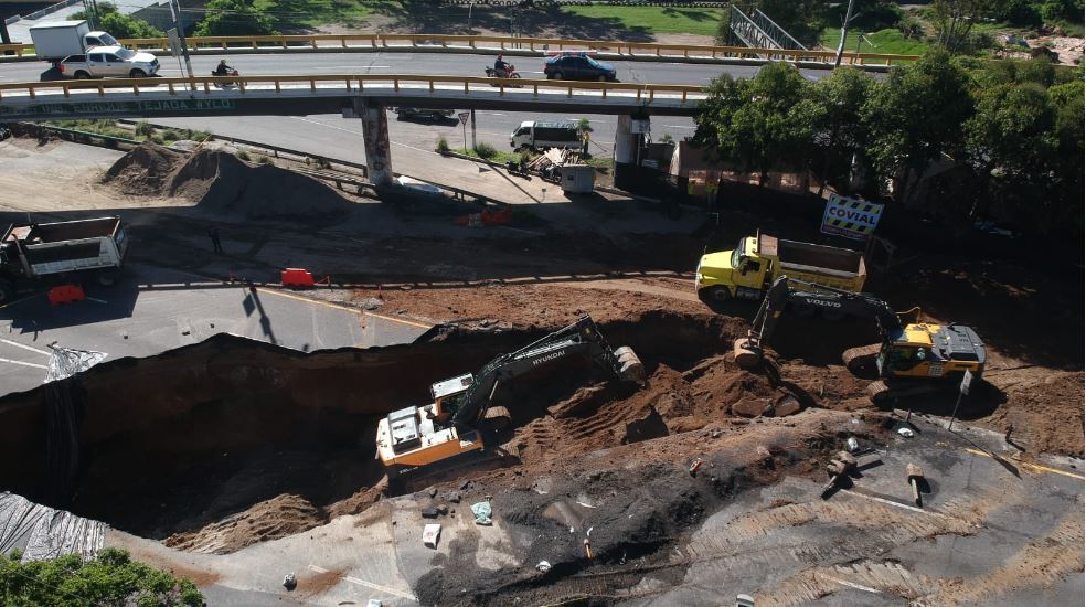 Giammattei confirma que colectores en Villa Nueva colapsaron y que hay que comprar puentes. (Foto Prensa Libre: María José Bonilla)