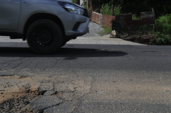 Ruta alterna en mal estado entre San José, Villa Nueva, y Bárcenas. (Foto Prensa Libre: María José Bonilla)