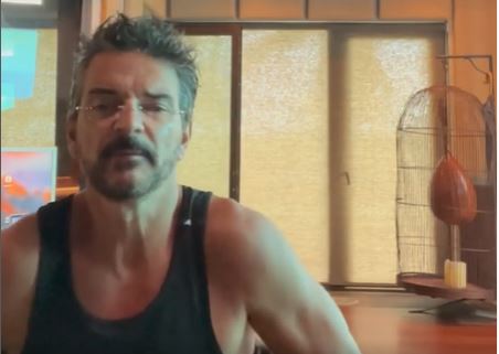 Ricardo Arjona canta para sus seguidores en un video que se ha vuelto viral.  (Foto Prensa Libre: IG Ricardo Arjona)