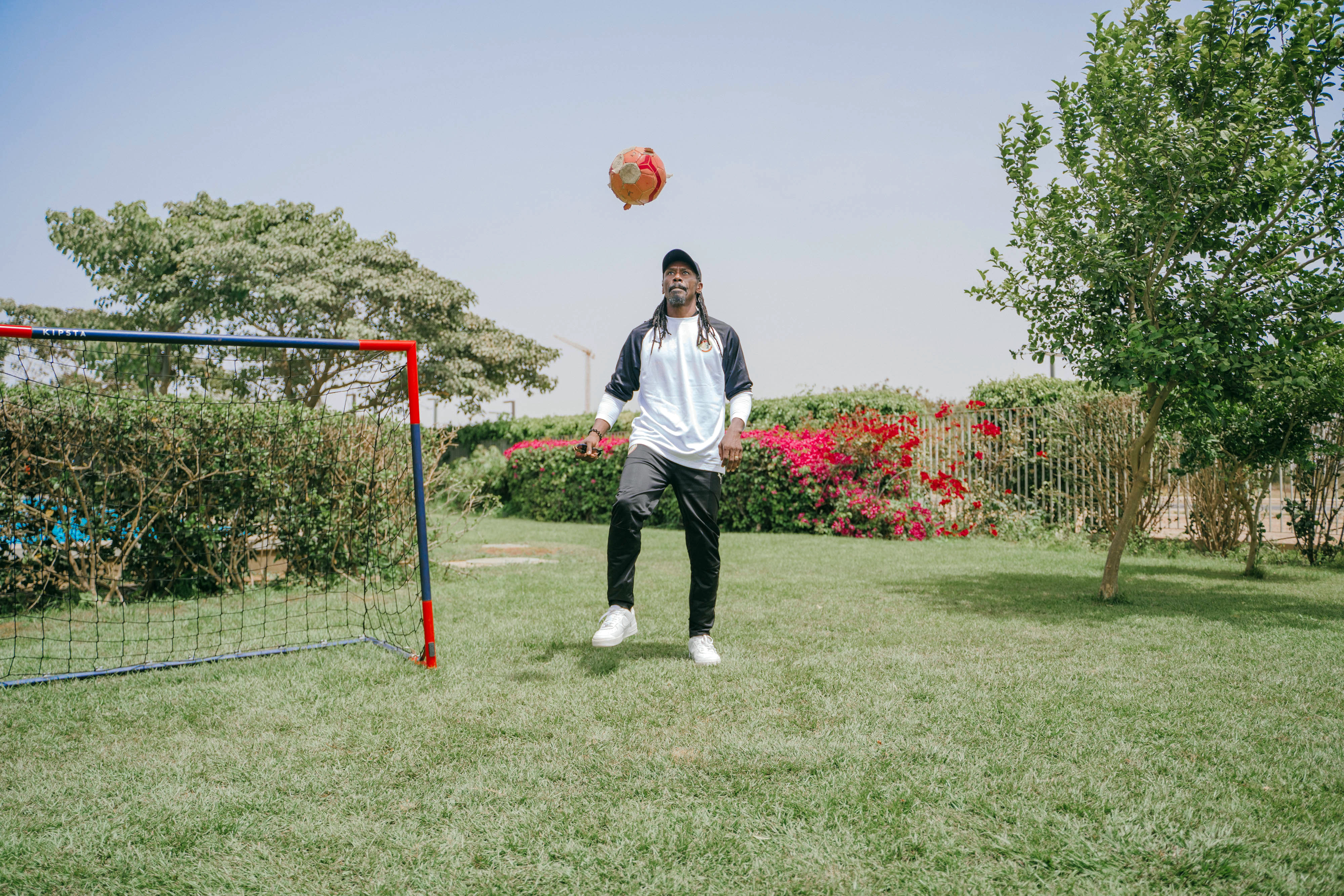 El entrenador de la selección nacional senegalesa, Aliou Cissé, de 46 años, juega en un campo para niños en Diamniadio, Senegal, el 31 de marzo de 2022. (Carmen Abd Ali/The New York Times).