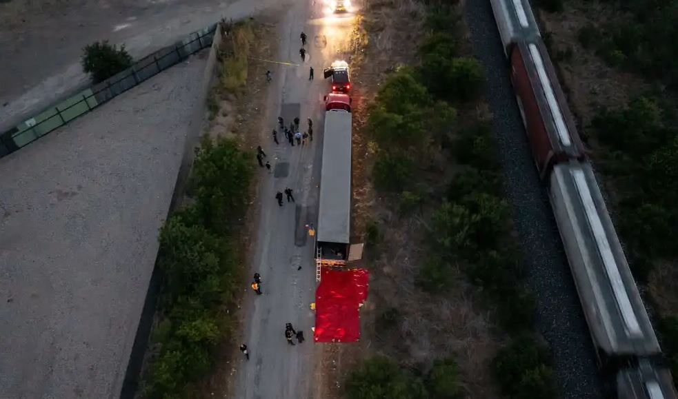 Autoridades reportaron al menos 50 migrantes muertos dentro de camión en Texas. (Foto: AFP)