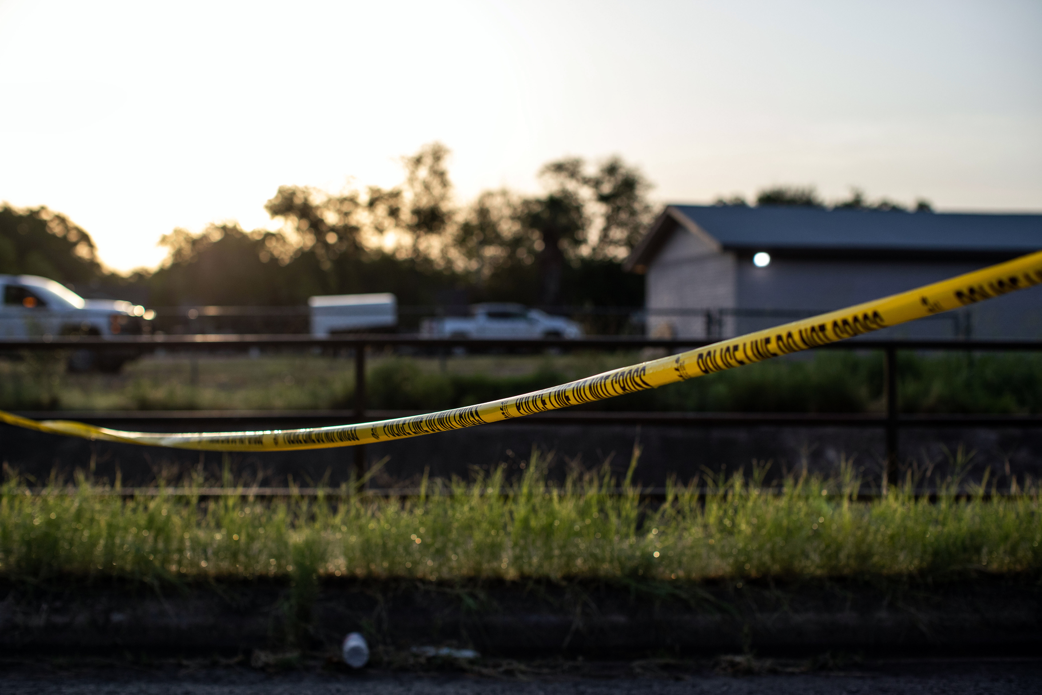 La cinta de la escena del crimen bloquea el acceso a una carretera detrás de la Escuela Primaria Robb en Uvalde, Texas, el 25 de mayo de 2022. (Foto Prensa Libre: Kaylee Greenlee/The New York Times)