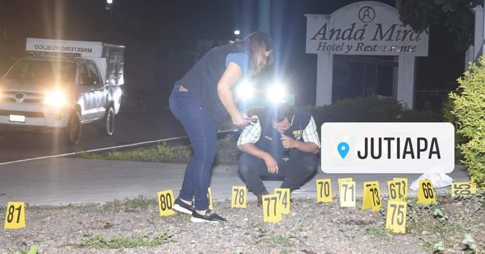 Peritos e investigadores del Minsiterio Público recaban evidencias en donde ocurrió un ataque armado. (Foto: Prensa Libre. Cortesía)