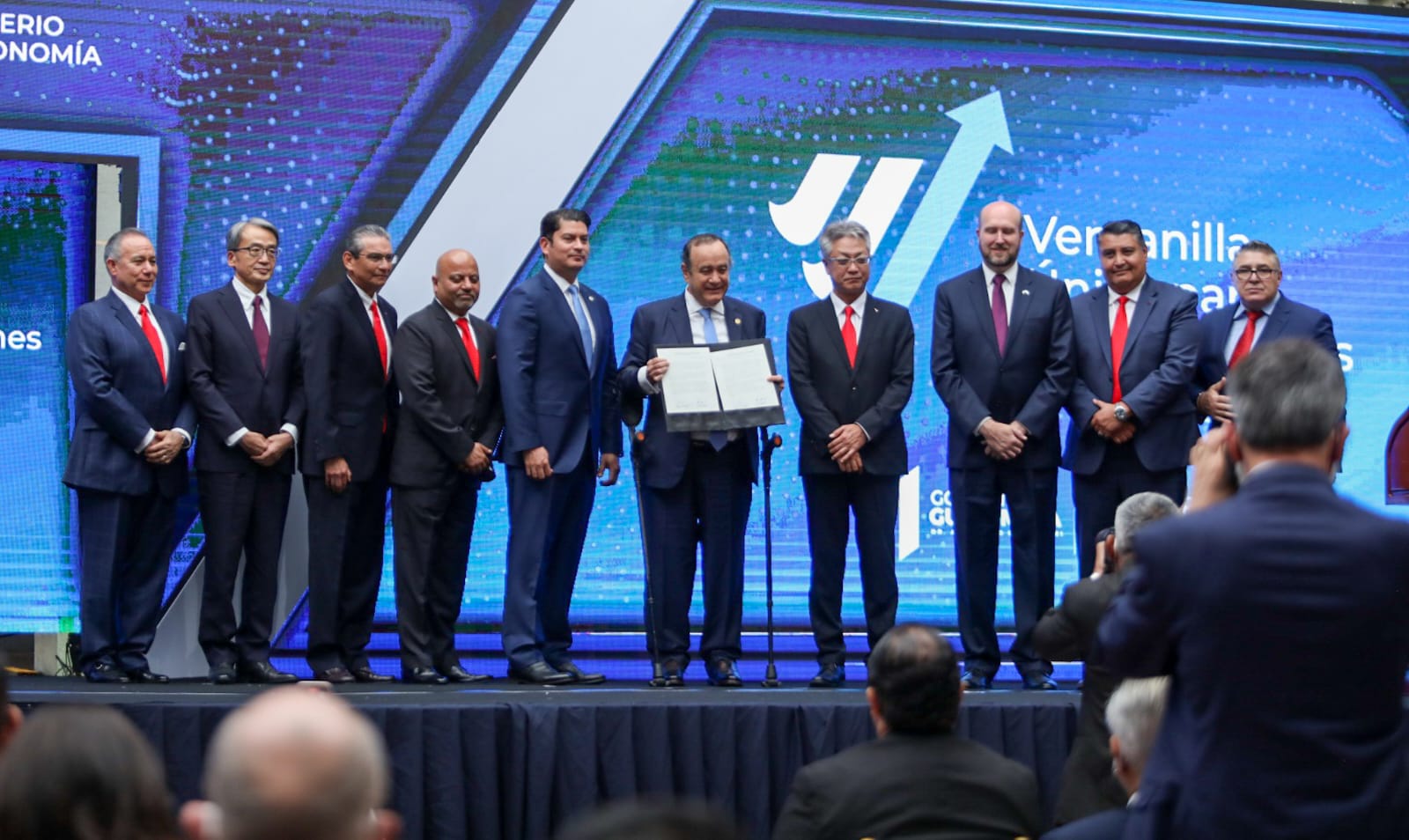 En la presentación de la inversión participaron Kenichi Fujisawa, ejecutivo de Yazaki para la región, el presidente de la República, Alejandro Giammattei, el ministro de Economía, Janio Rosales, y el embajador de Estados Unidos William Pop, entre otros funcionarios y ejecutivos. (Foto, Prensa Libre: Mineco).