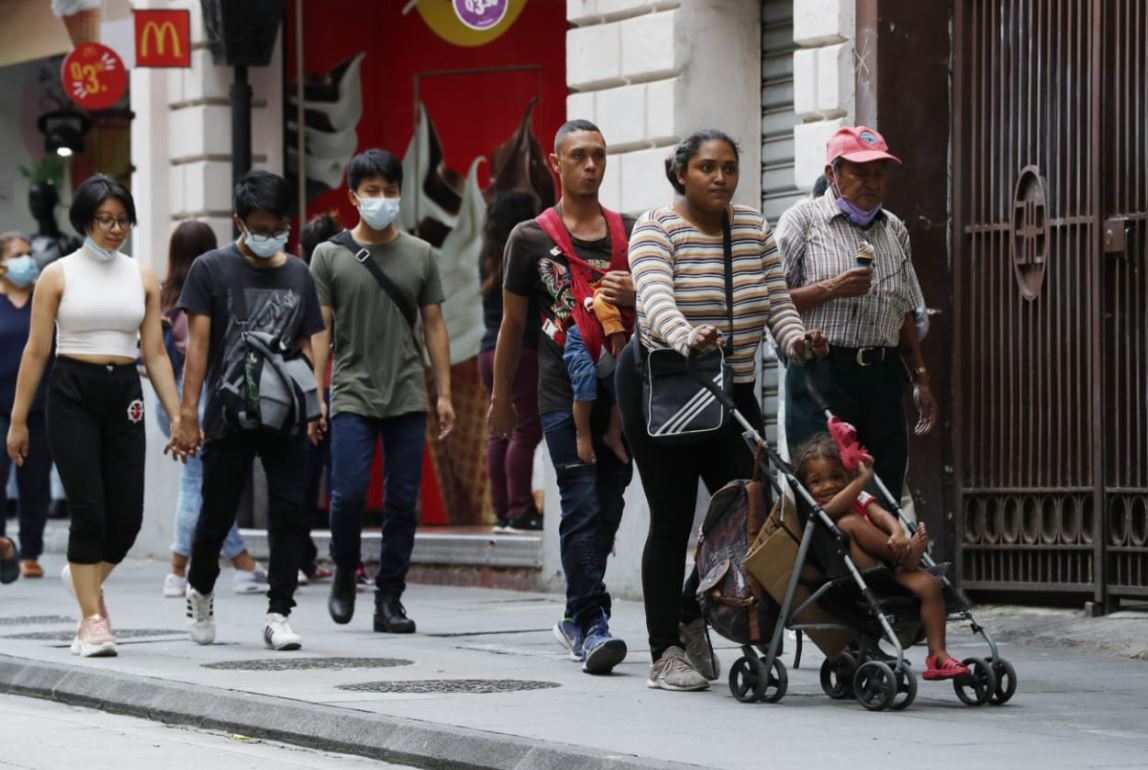 Personas ya no usan mascarilla pese a la nueva variante de covid-19. (Foto Prensa Libre: Esbin García)