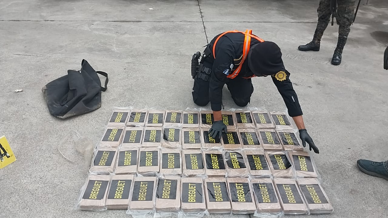 La división antinarcótica de la Policía Nacional Civil en conjunto con el Ministerio Público y el Ejército, mantienen la lucha contra el narcotráfico. En la foto una última incautación que llegó al país en un buque. Foto PNC.