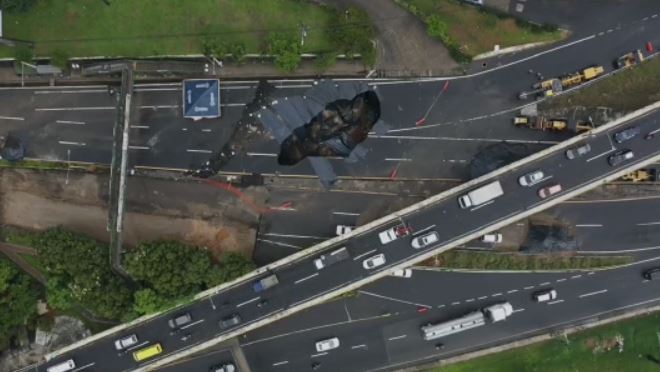 Las grietas y el agujero en el kilómetro 15 de la ruta al Pacífico se siguen expandiendo. (Foto Prensa Libre: Élmer Vargas)