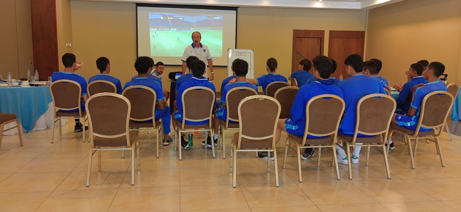 Loredo le puso a sus jugadores el video del último juego de la selección mexicana. (Foto Prensa Libre: Fededut)