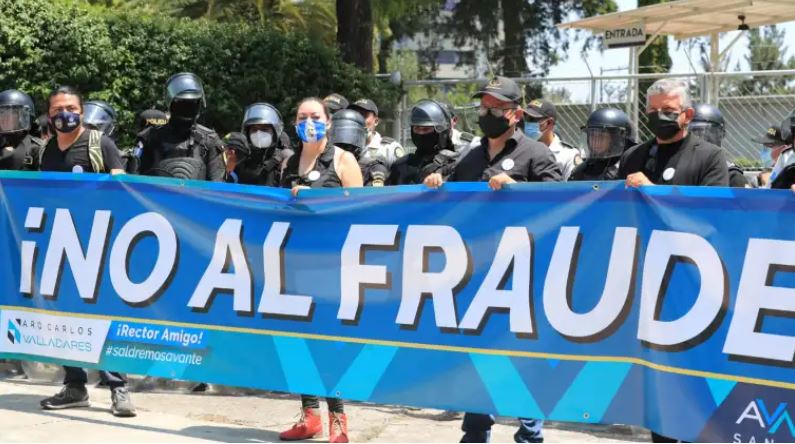 Colectivos universitarios dispuestos a una mesa de diálogo toda vez se convoque a una nueva elección de rector. Fotografía: Prensa Libre.