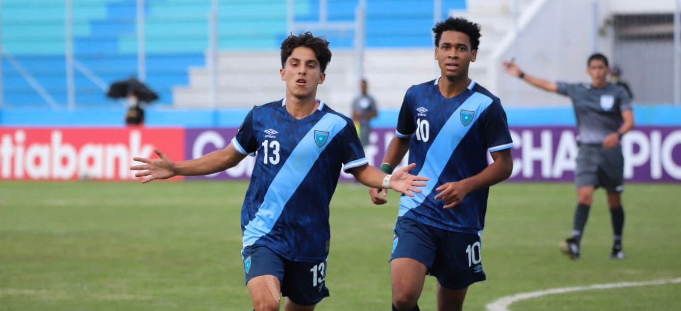 Los jugadores de Guatemala Sub 20 festejaron en el Estadio Nacional de Tegucigalpa. (Foto Prensa Libre: Fedefut)