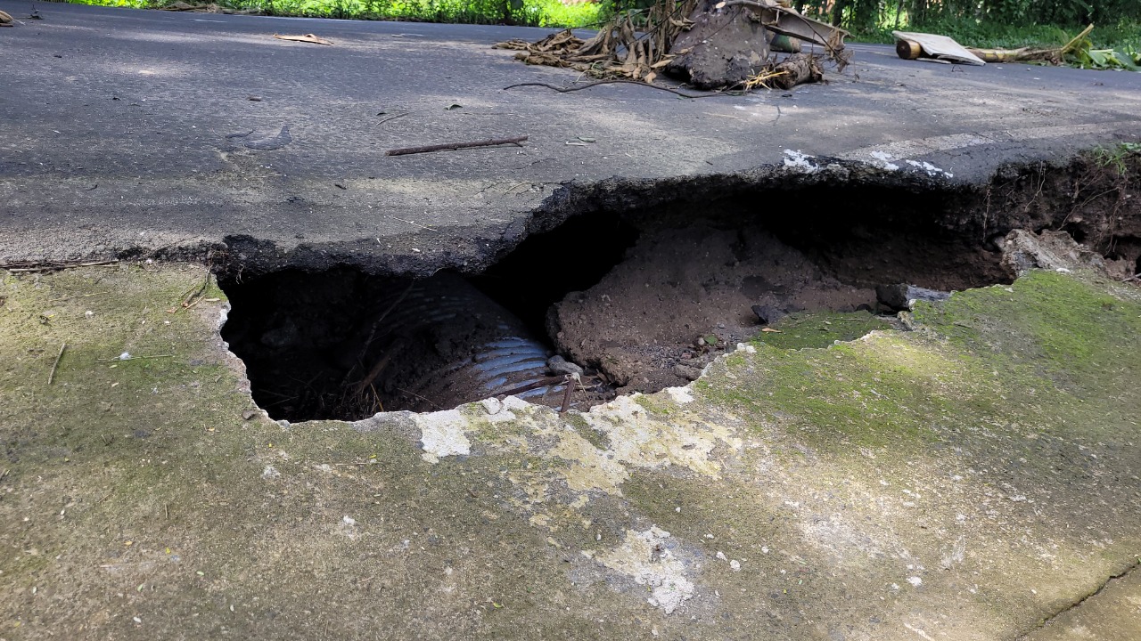 Un socavamiento ocurrió en el kilómetro 115 de la ruta que conduce de la aldea Cocales San Juan Bautista, Suchitepéquez. (Foto Prensa Libre: Marvin Túnchez)