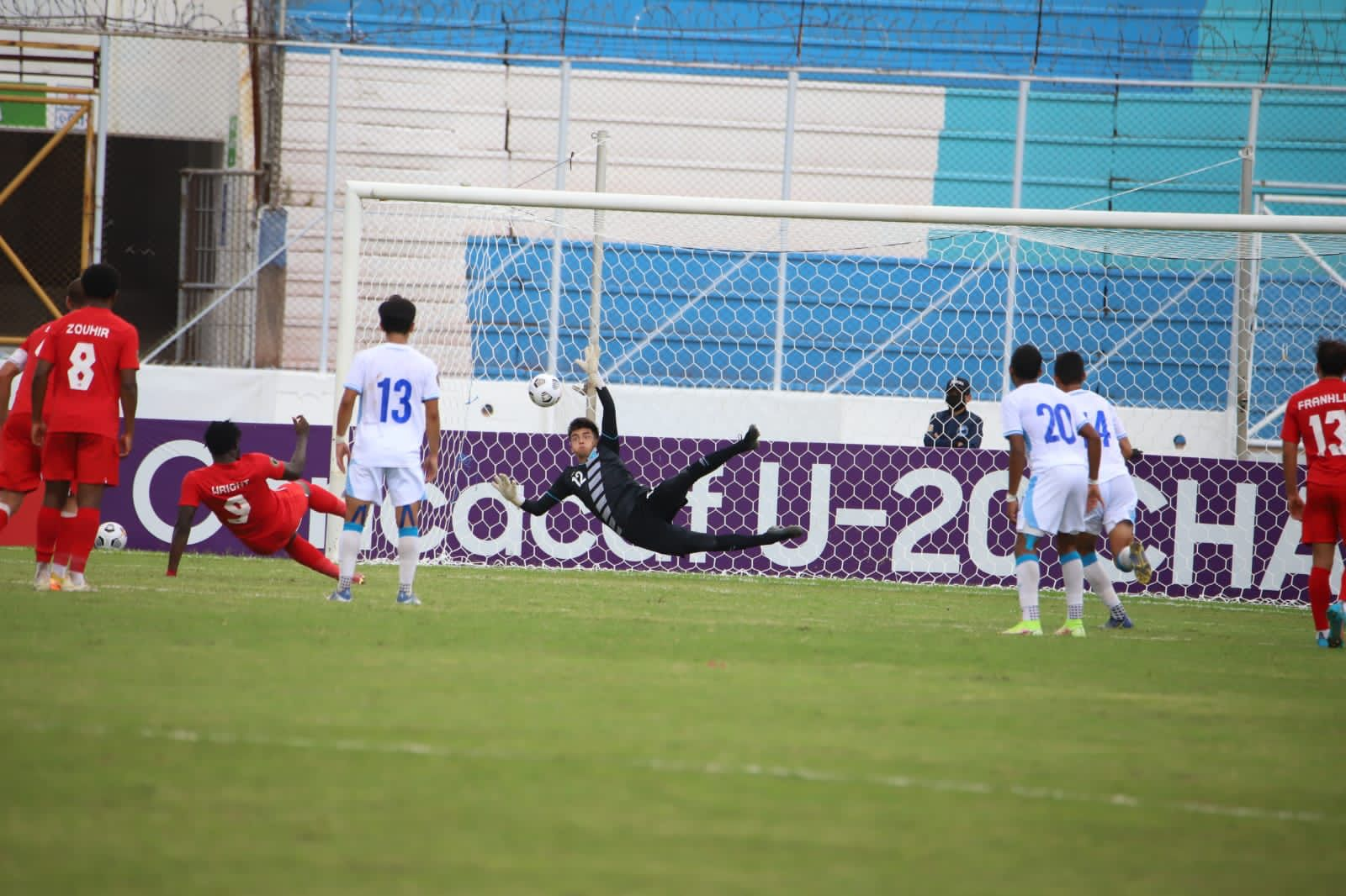 Moreno atajó el penal de Canadá. Foto Prensa Libre (Fedefut)