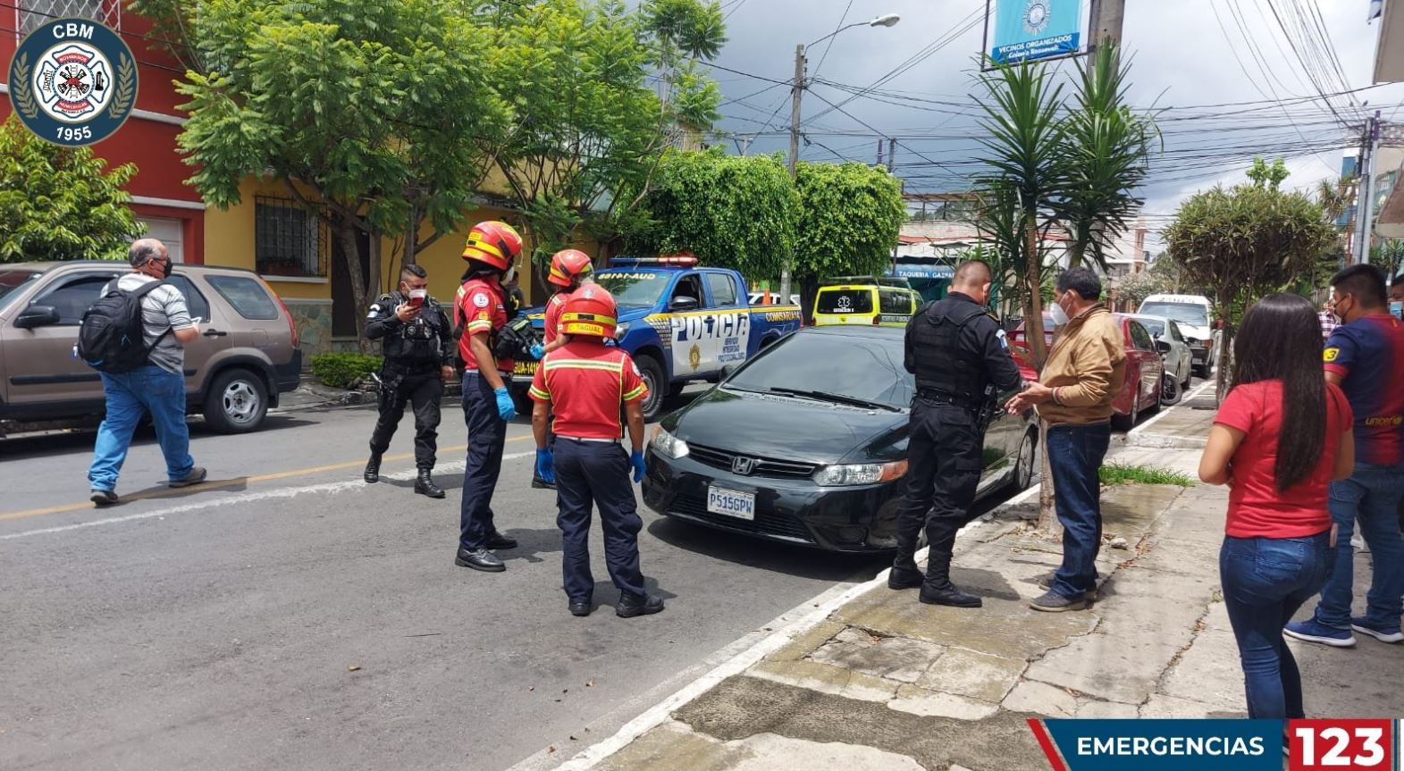 Vecinos fueron quienes alertaron a las autoridades sobre el vehículo. (Foto: Bomberos Municipales)