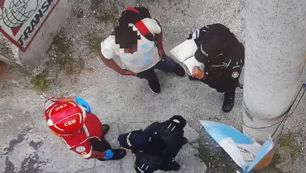 Agentes y socorristas conversan con el hombre. (Foto: cortesía PMT)