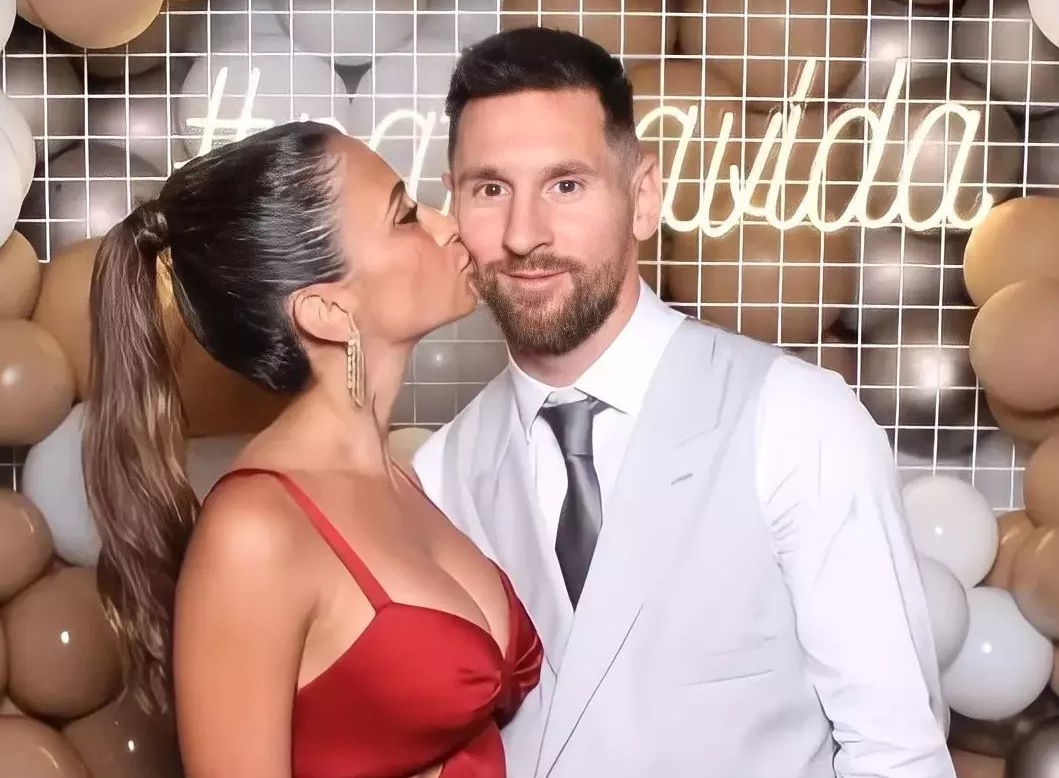 Lionel Messi y su esposa, Antonela Roccuzzo en la boda de Jordi Alba. Foto Prensa Libre (queen.anto)