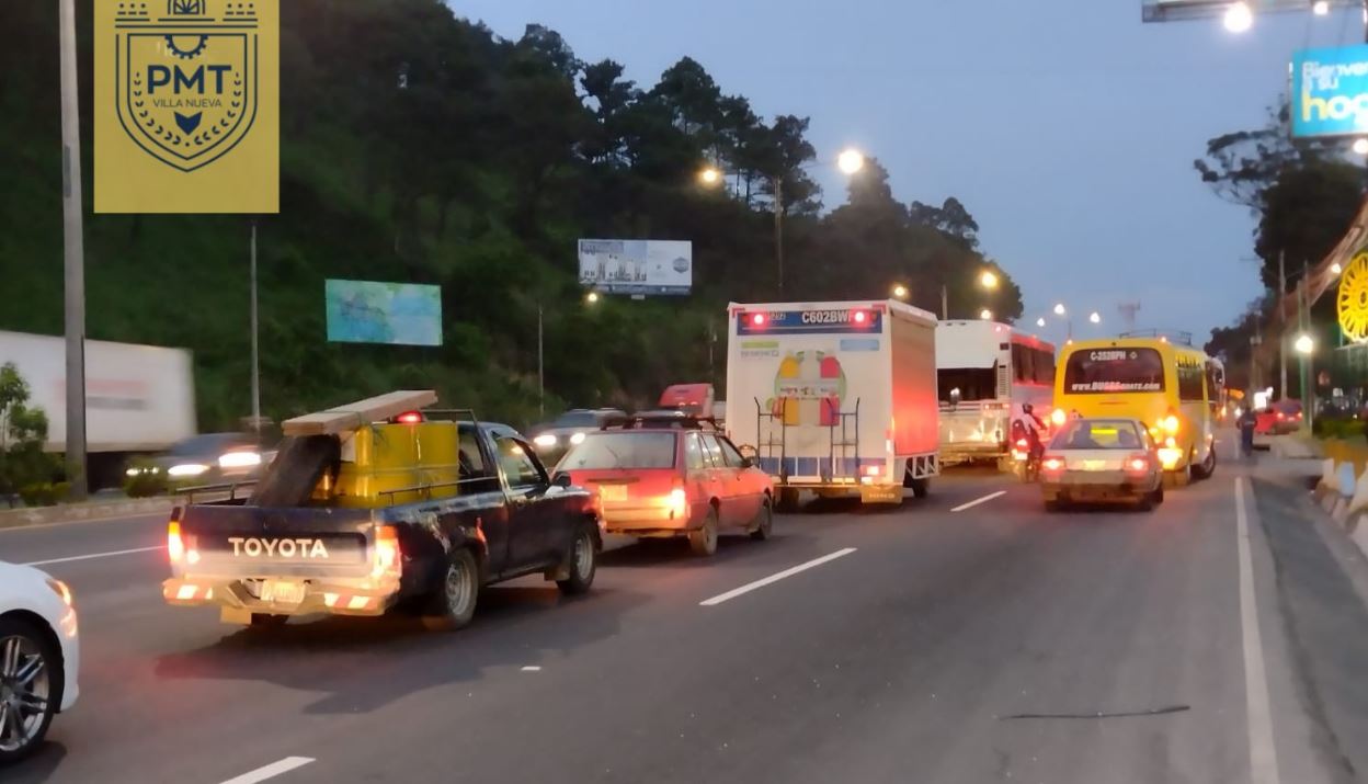 Tránsito complicado en la ruta al Pacífico por el hundimiento en km 15. (Foto Prensa Libre: PMT de Villa Nueva)