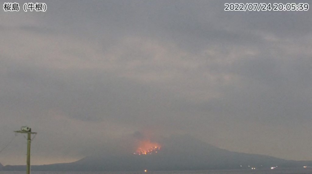El volcán provocó la evacuación de decenas de personas. (Foto Prensa Libre: AFP) 