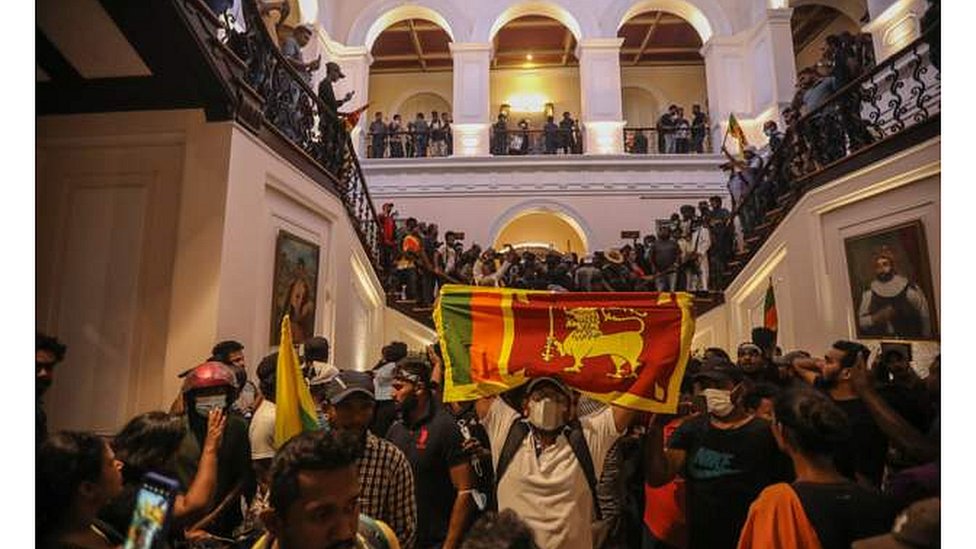 Manifestantes irrumpieron este sábado en el palacio presidencial de Sri Lanka.