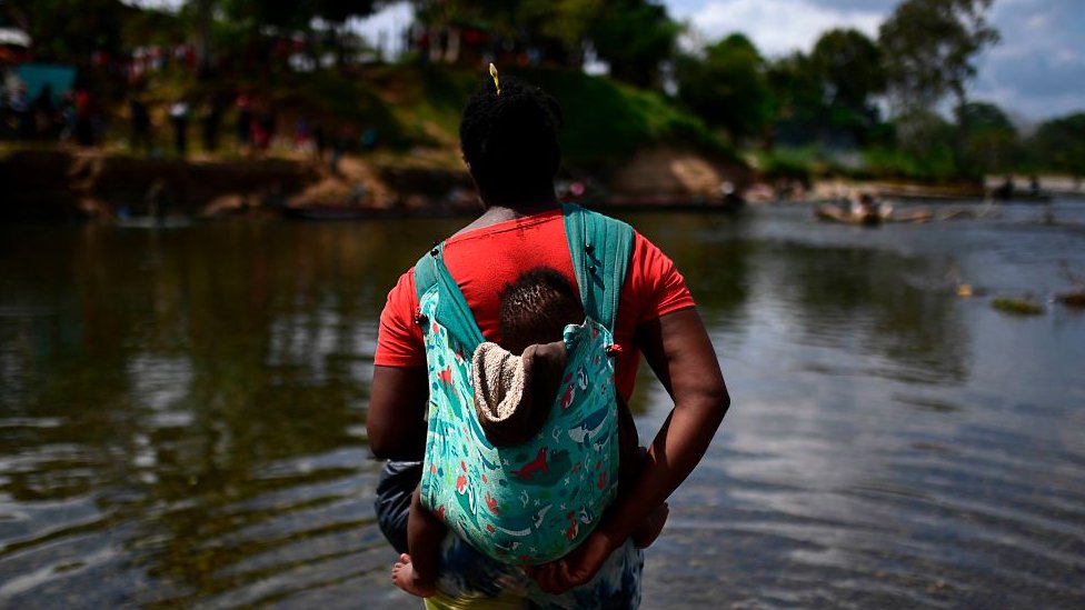 Muchos padres hacen el peligroso viaje con sus hijos por el Darién.
GETTY IMAGES
