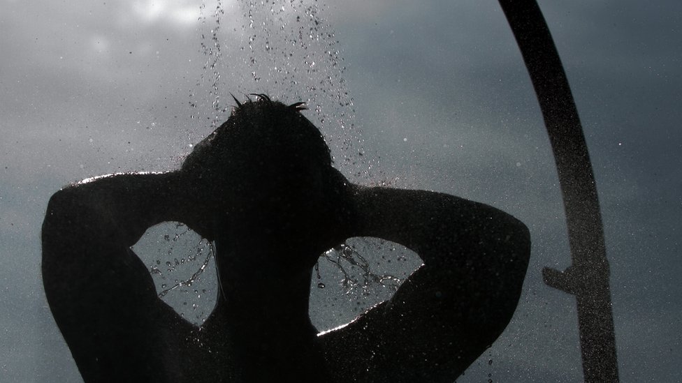 El agua de esta ducha en una piscina al aire libre en Hannover estará fría a partir de ahora. (GETTY IMAGES)