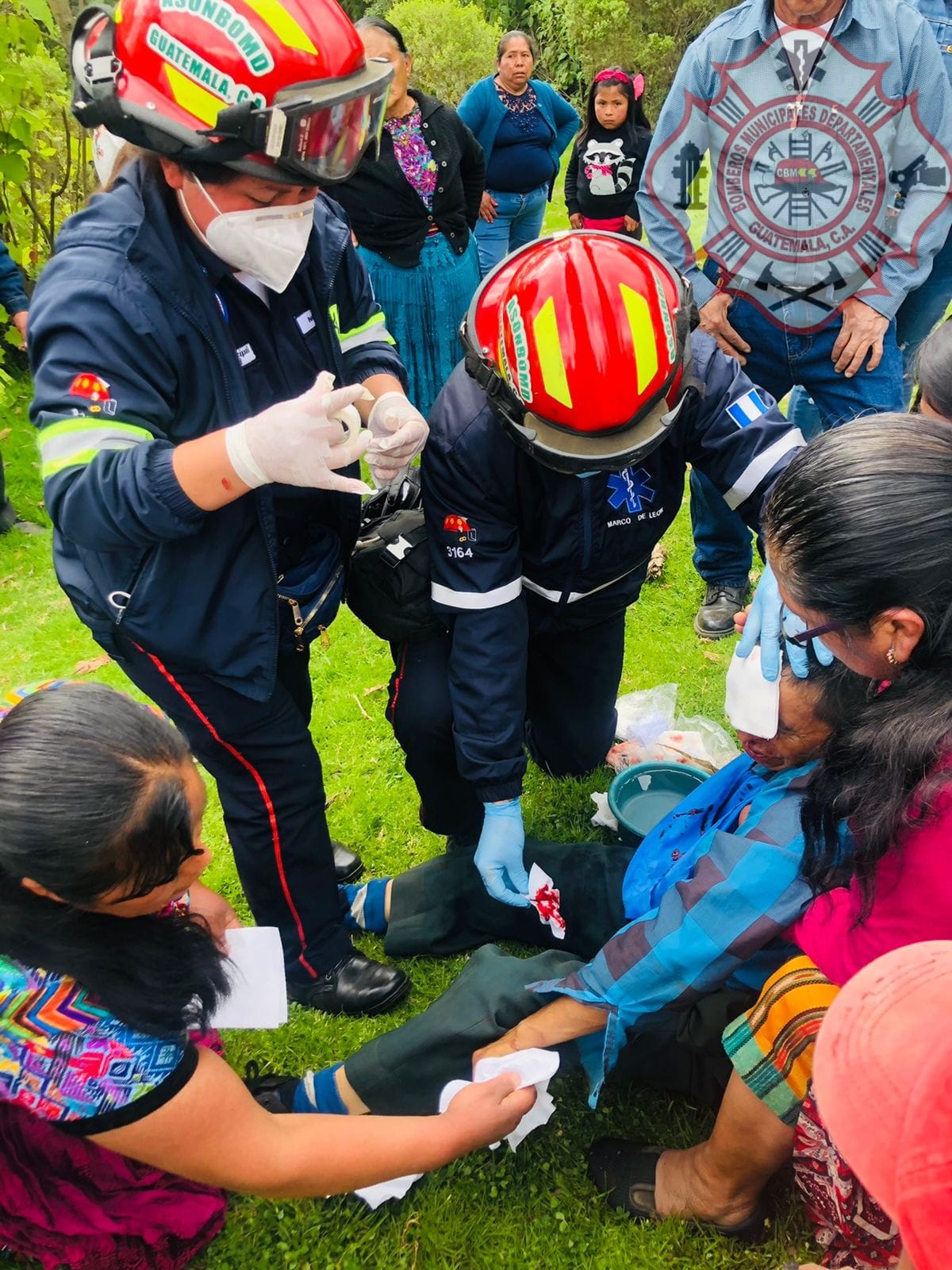 Bomberos Municipales Departamentales asistieron a un sexagenario que sufrió quemaduras de segundo grado en rostro y brazos tras explotarle un mortero. Foto CBMD.