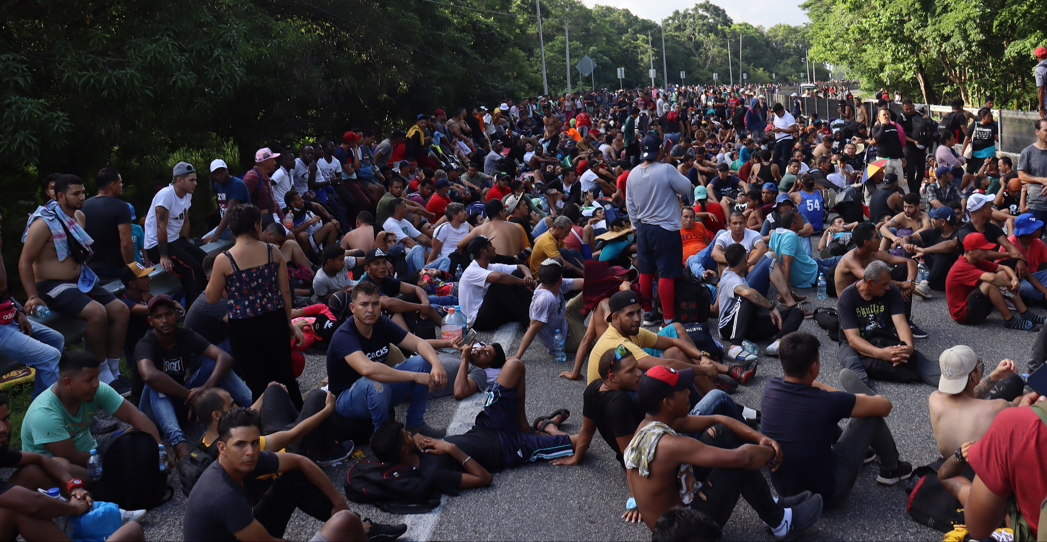 Caravana migrante parte del sur de México con temor tras tragedia en Texas