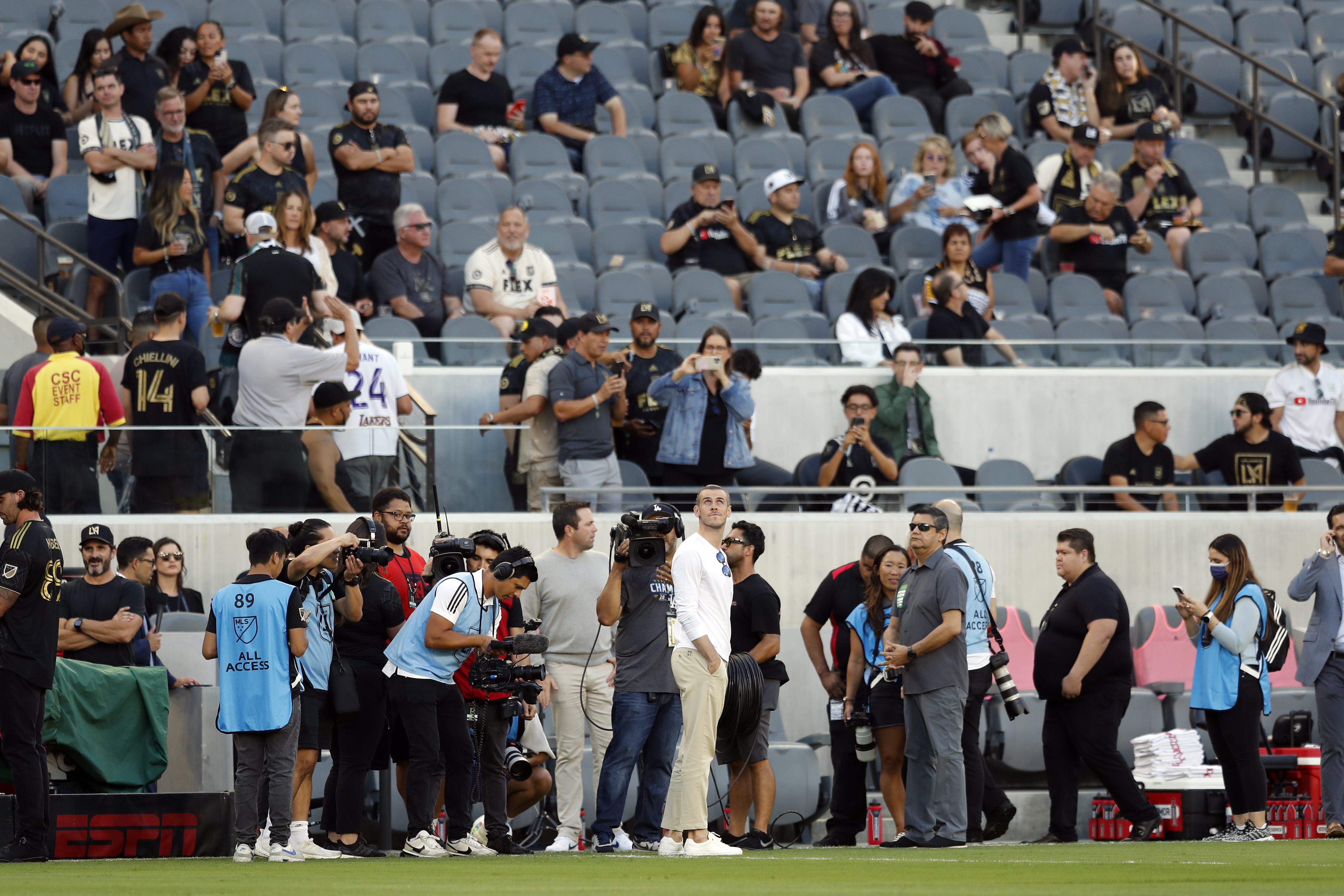 El nuevo jugador del LACF Gareth Bale estuvo presente en la victoria de su equipo ante el Galaxy del Chicharito. Foto Prensa Libre (AFP)