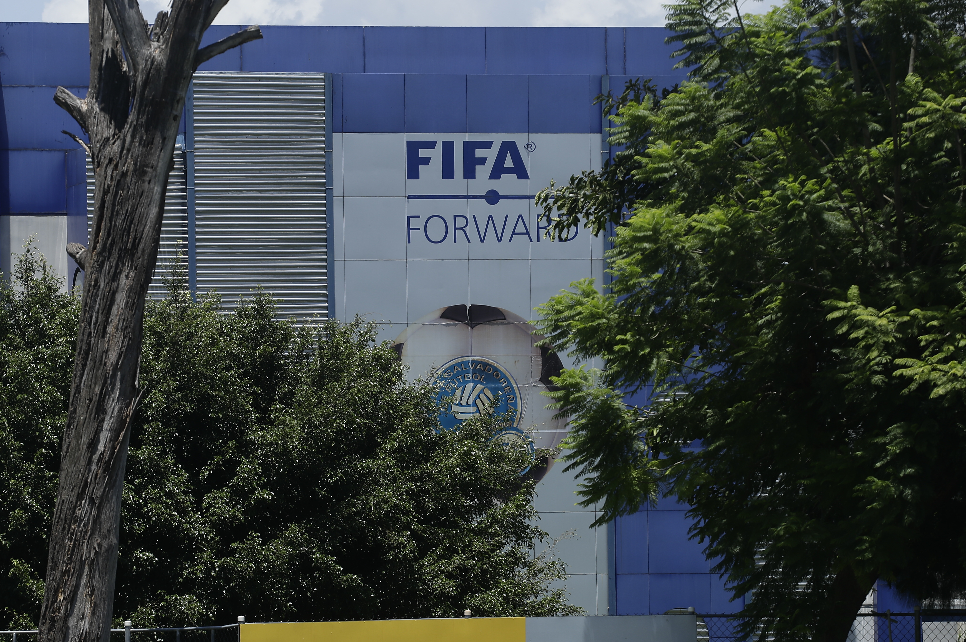 Vista de un edificio en el complejo deportivo de la Federación Salvadoreña de Fútbol. Foto Prensa Libre (EFE)