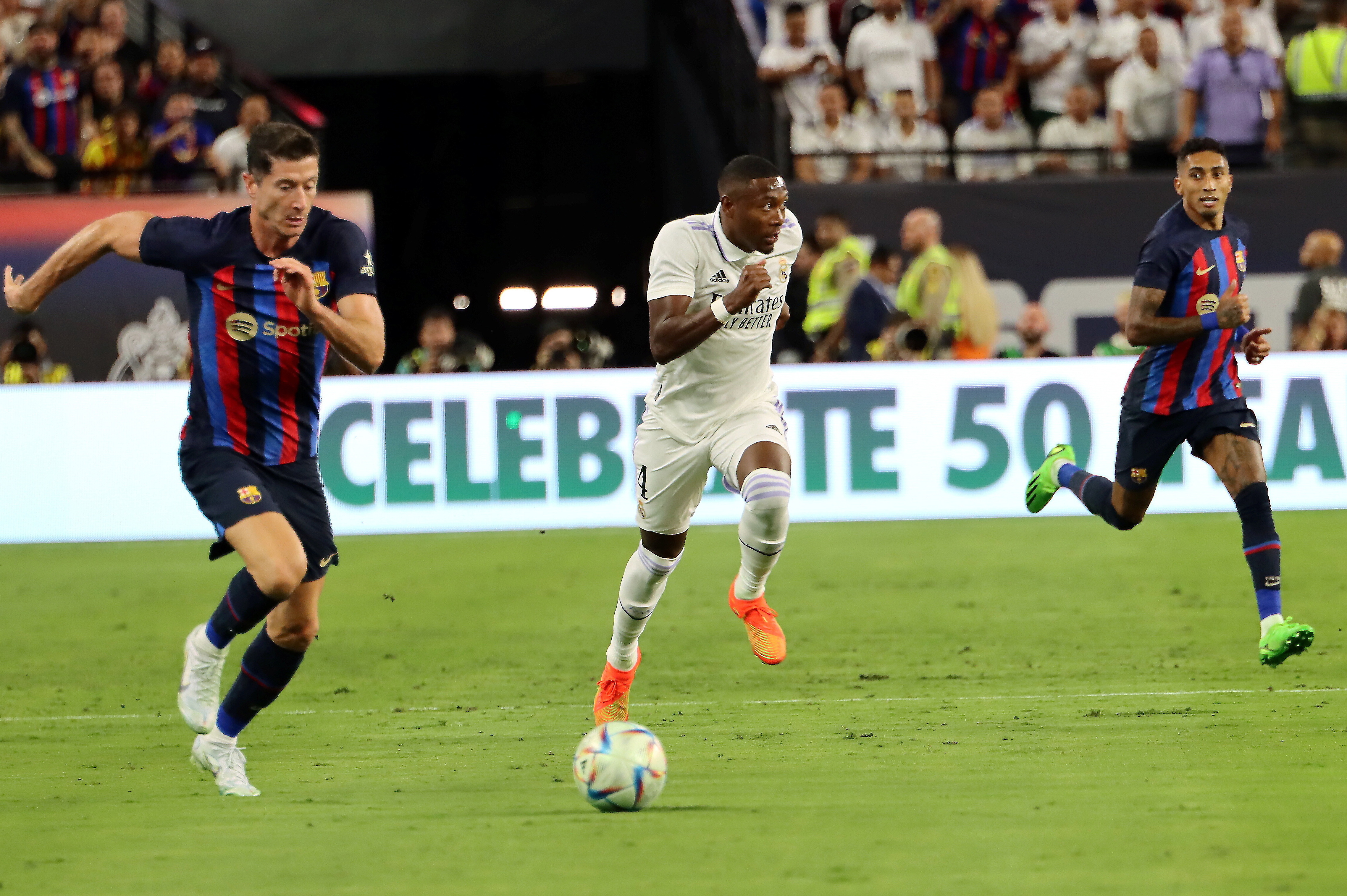 Robert Lewandowski debutó este sábado con la camiseta del FC Barcelona en un amistoso contra el Real Madrid en Las Vegas. Foto Prensa Libre (EFE)