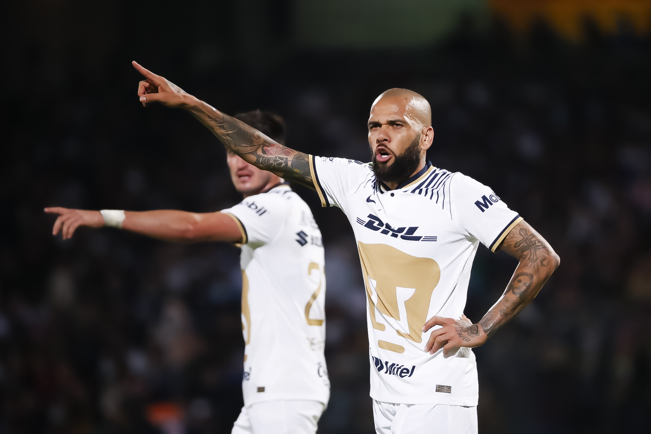 El jugador de Pumas Daniel Alves reacciona ante Mazatlán, durante un partido de la jornada cinco del Torneo Apertura del futbol mexicano. (Foto Prensa Libre: EFE)