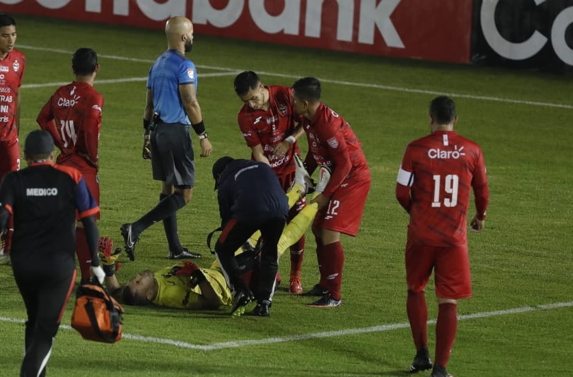 El portero de Malacateco es atendido luego del choque con el jugador del equipo panameño. (Foto Prensa Libre: Esbin García)