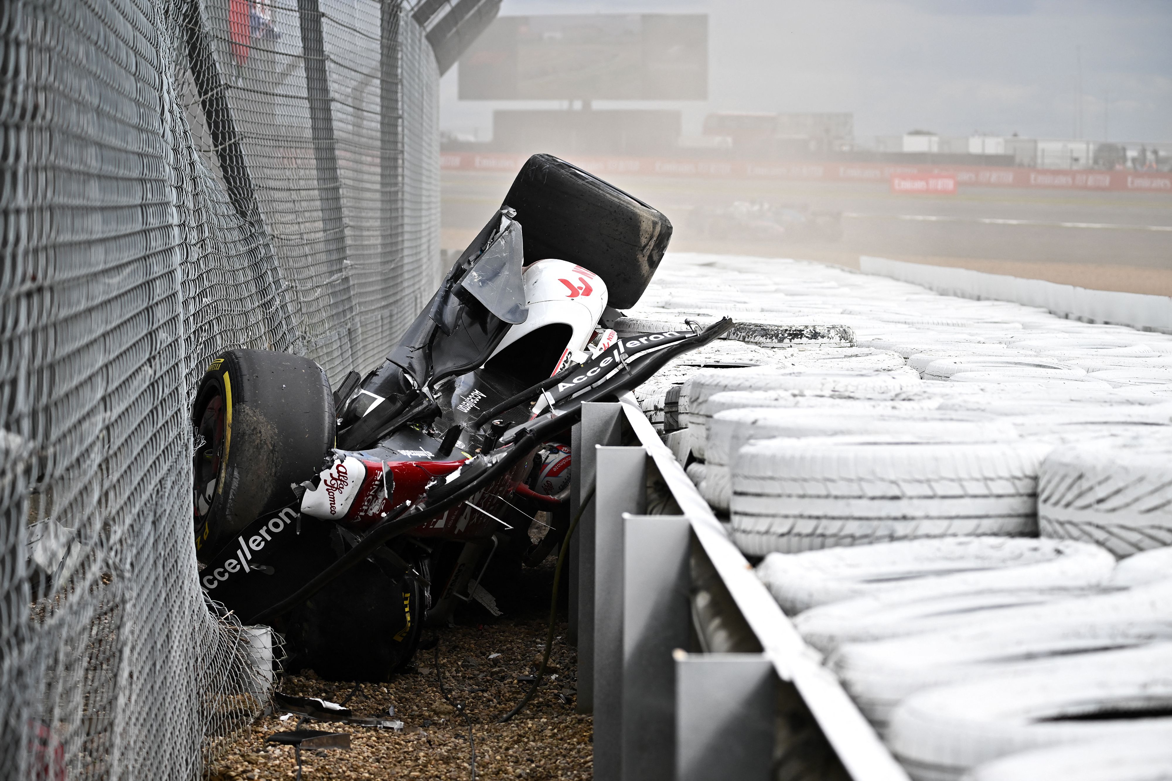 Así quedó el auto después del accidente de Guanyu Zhou. Foto Prensa Libre (AFP)