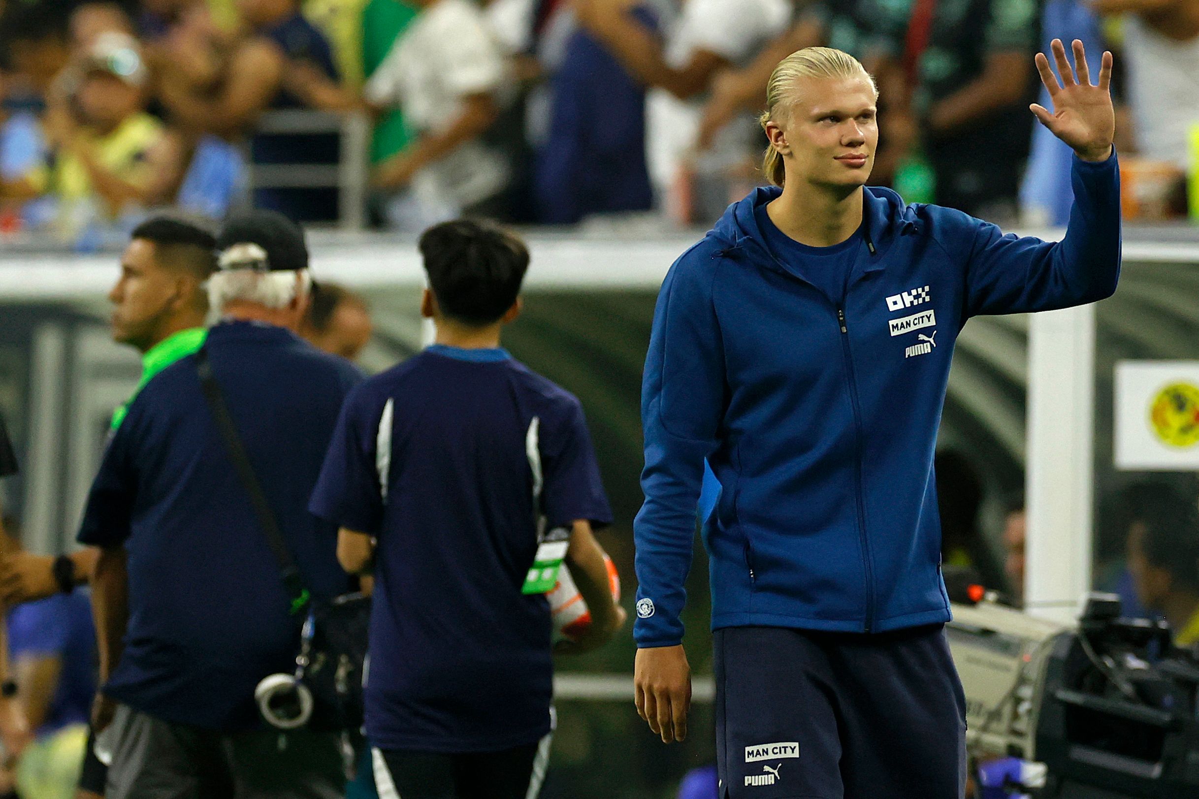 Erling Haaland, del Manchester City, saluda a la afición antes del amistoso frente a el América, de México. (Foto Prensa Libre: AFP).