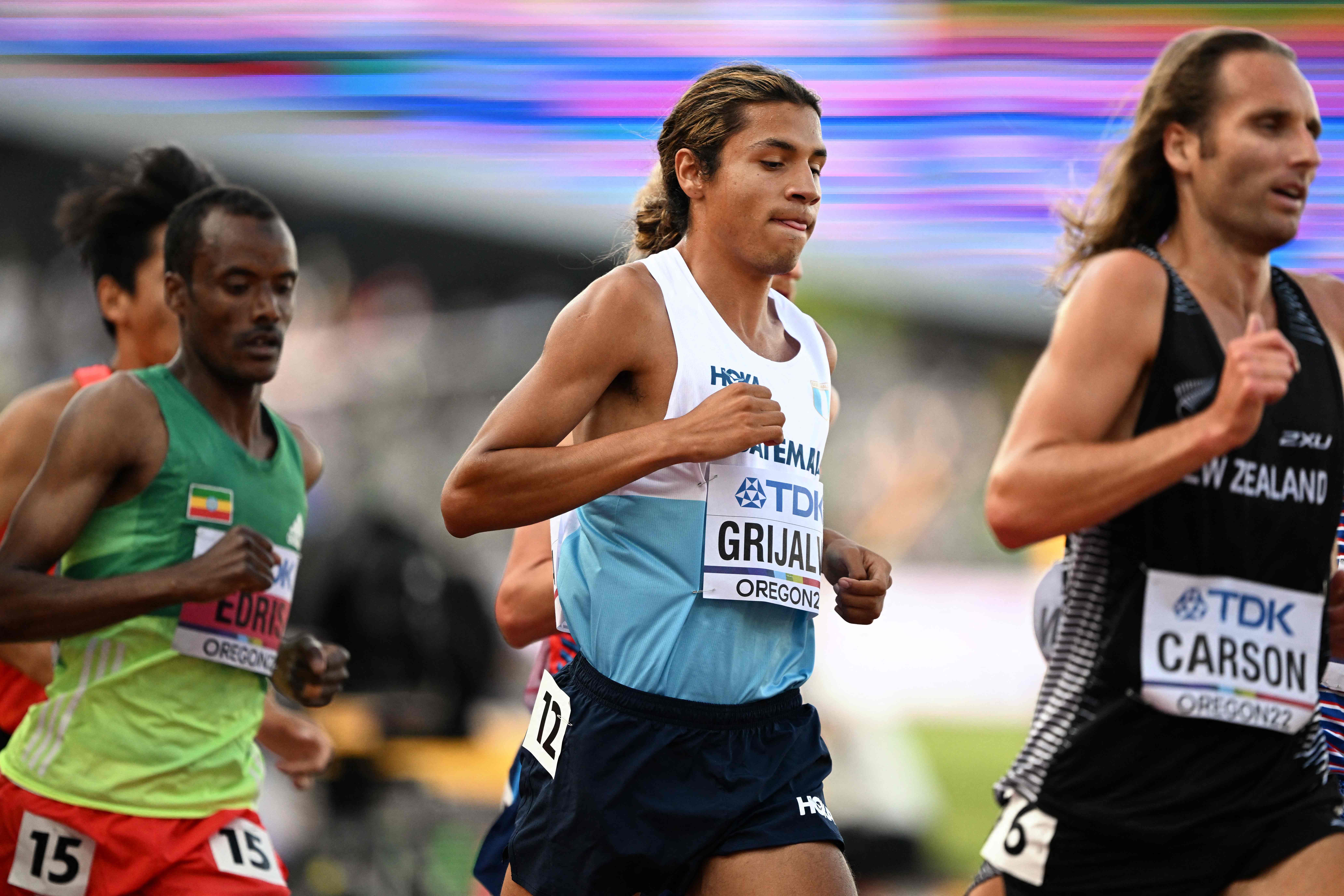 Luis Grijalva durante la prueba de clasificación de los 5,000 metros en el Campeonato Mundial de Atletismo de Oregón. (Foto Prensa Libre: AFP).