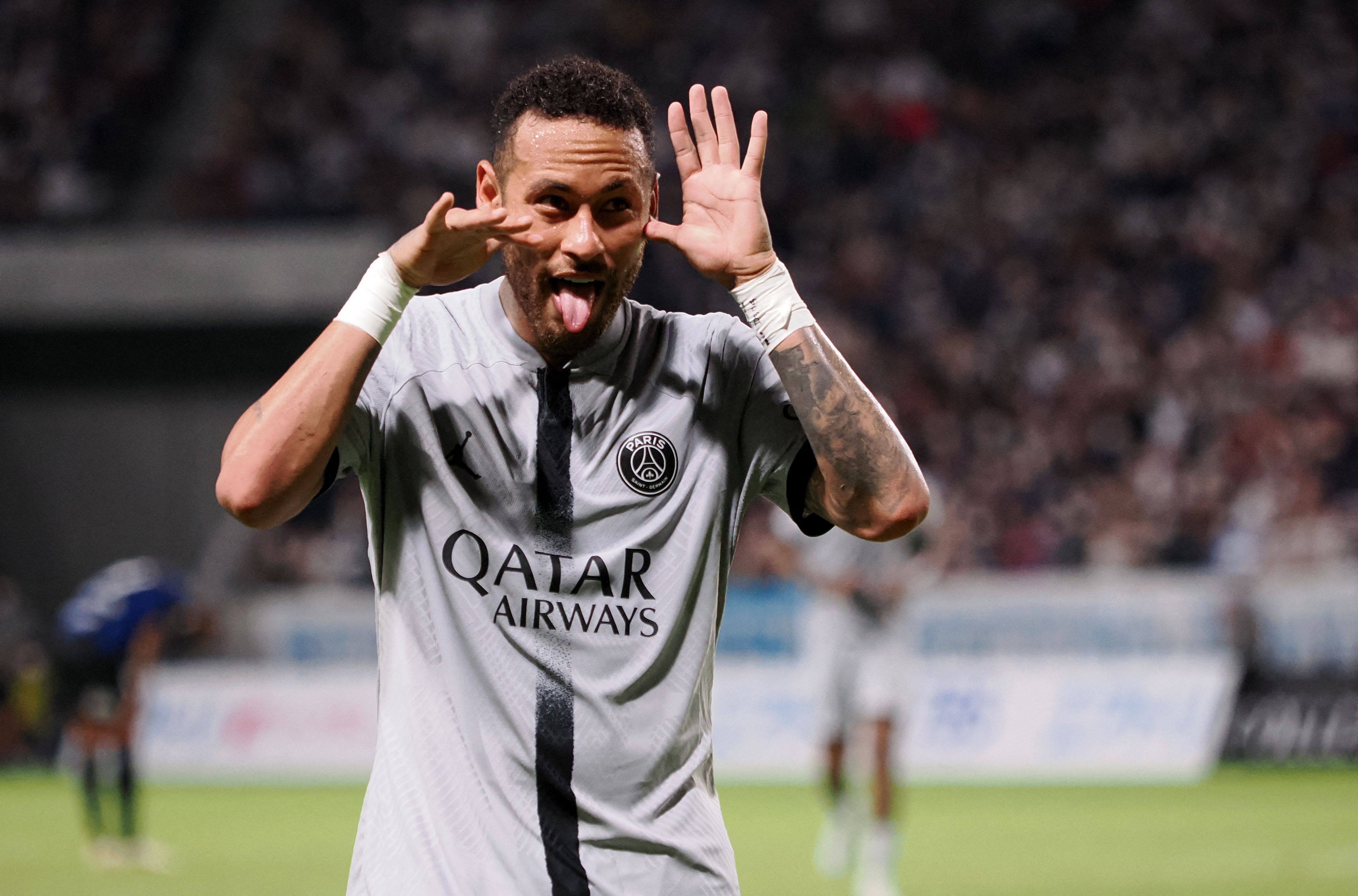 El delantero Neymar celebra su anotación durante el amistoso contra  Gamba Osaka. (Foto Prensa Libre: AFP).